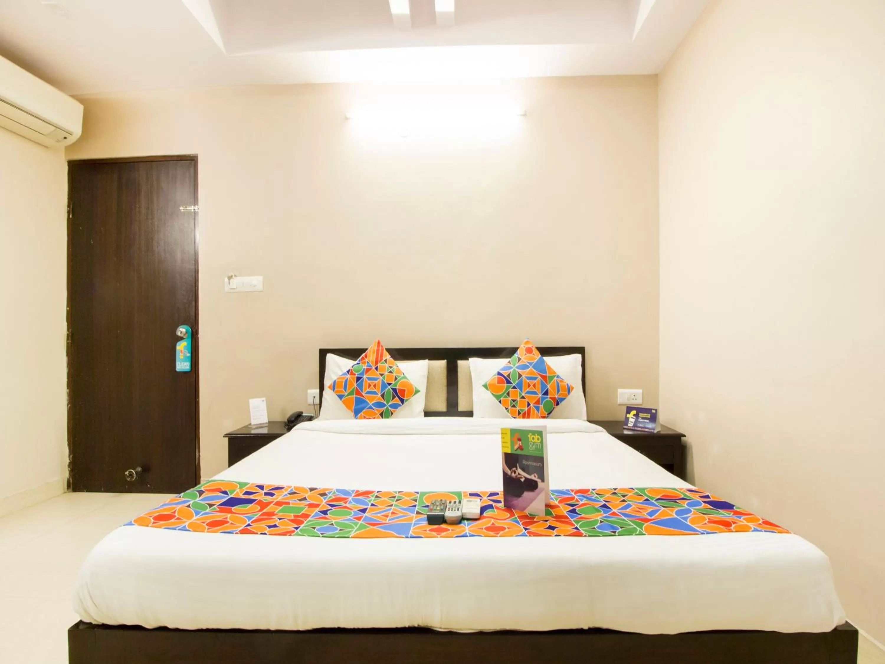 TV and multimedia, Bed in FabExpress Travelers Lodge