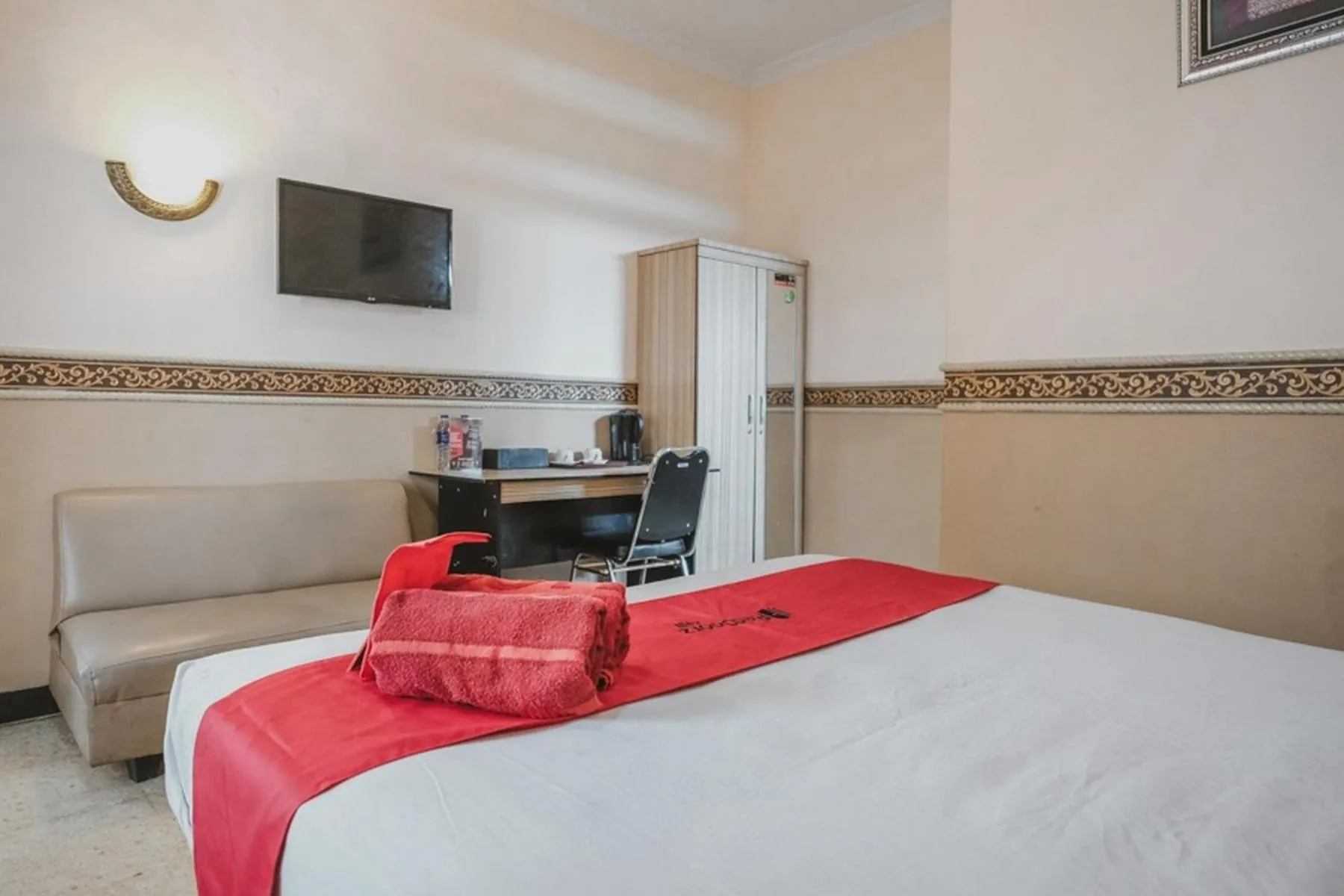 Bedroom, Bed in RedDoorz Plus @ Tanjung Karang Lampung 2