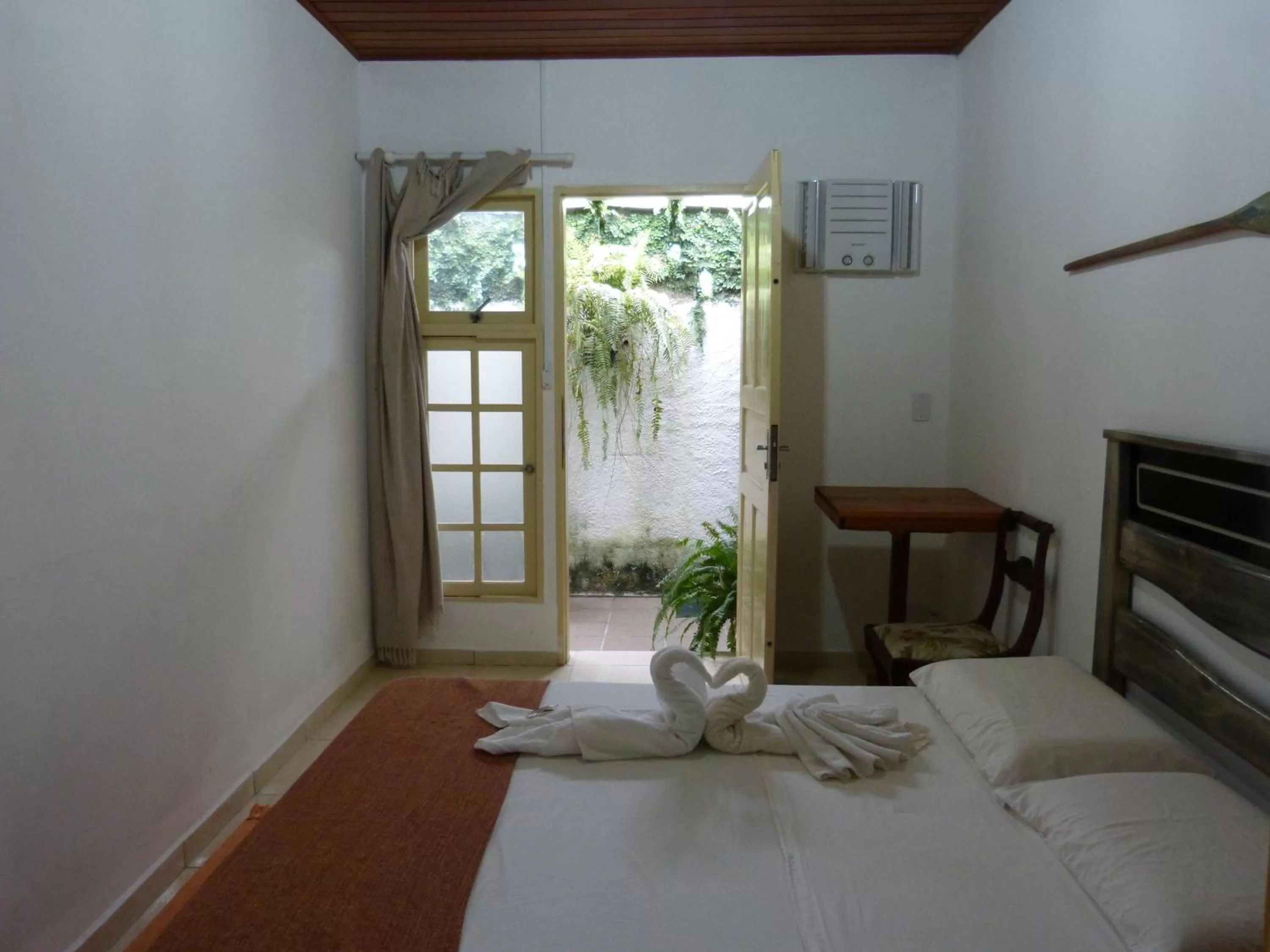 Photo of the whole room, Bed in Suítes o Flautista