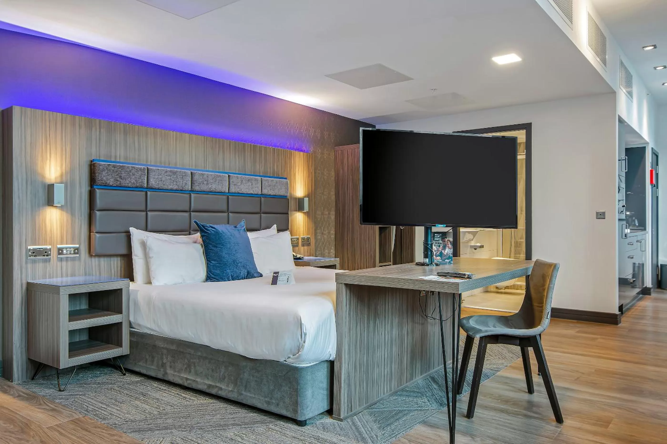 Photo of the whole room, Bed in Roomzzz Manchester Victoria