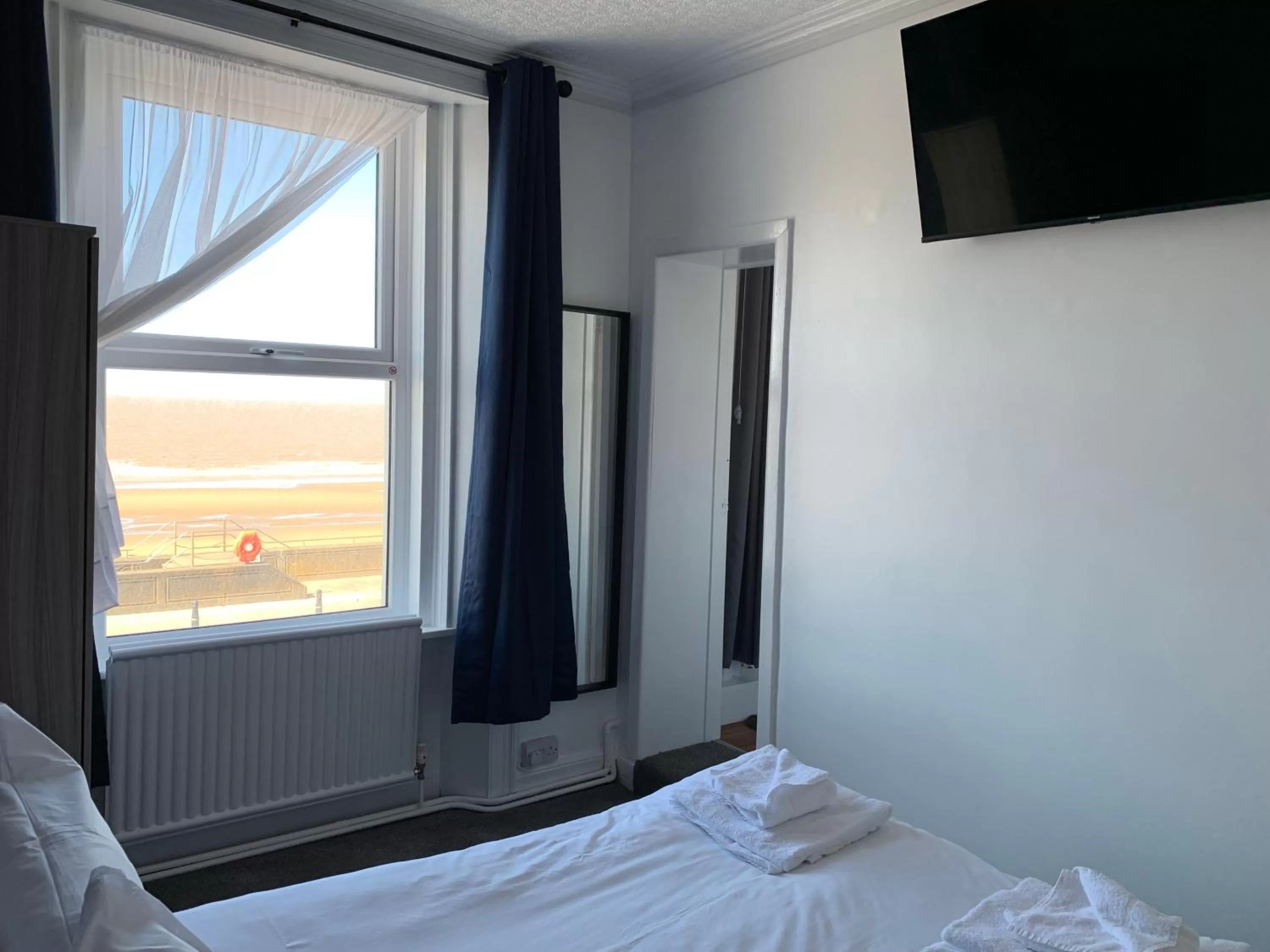 Bedroom, Bed in The Royal Clarence Hotel (on the Seafront)