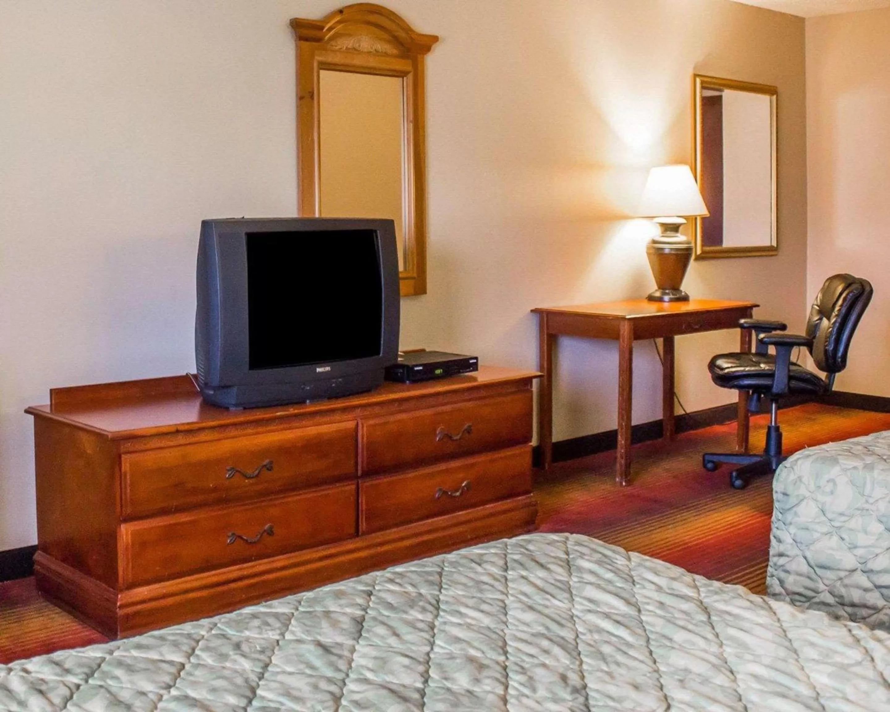 Photo of the whole room, Bed in Rodeway Inn Huntington Station - Melville