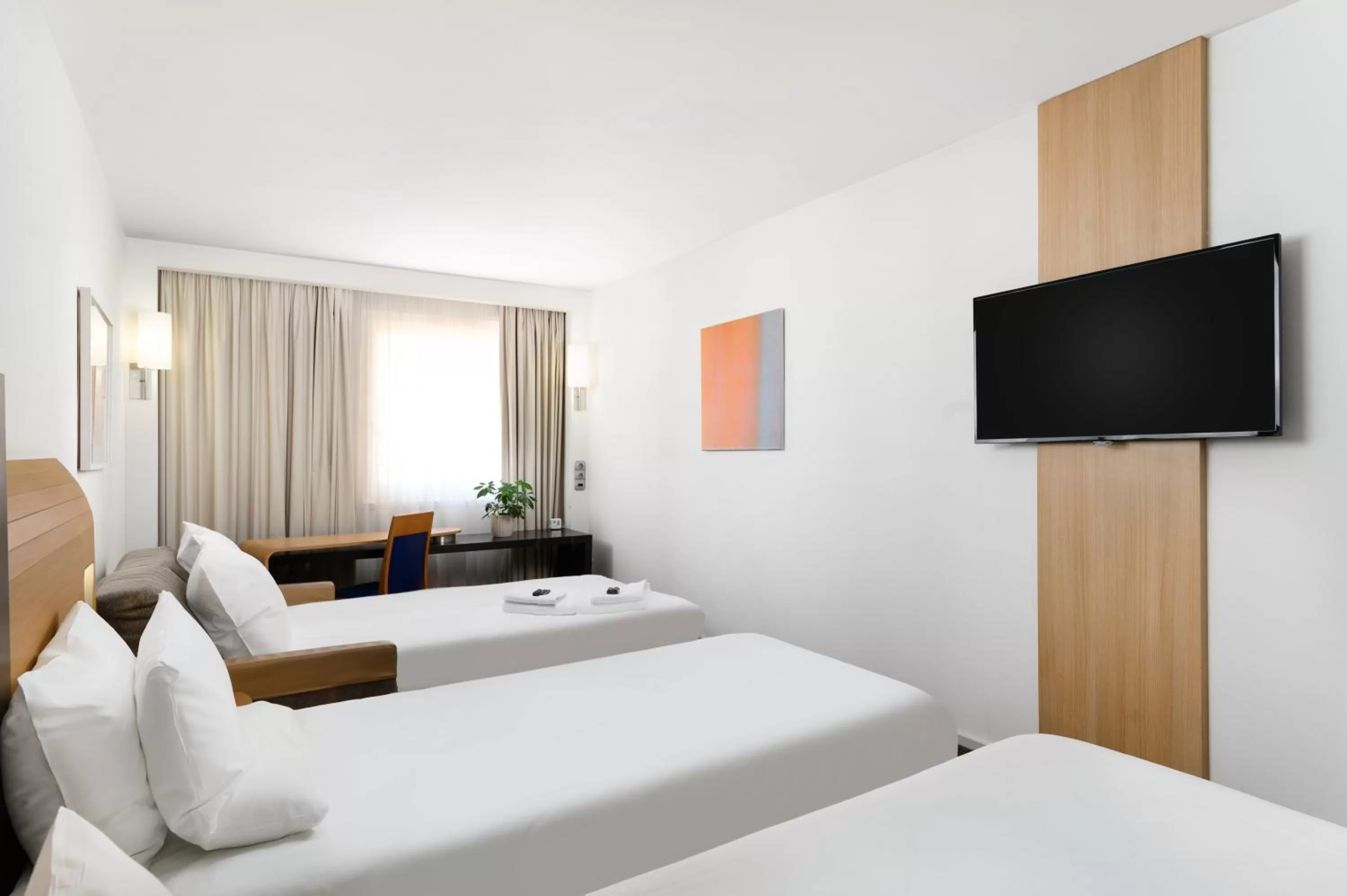 Standard Room with Two Single Beds and Sofa in Novotel Budapest City