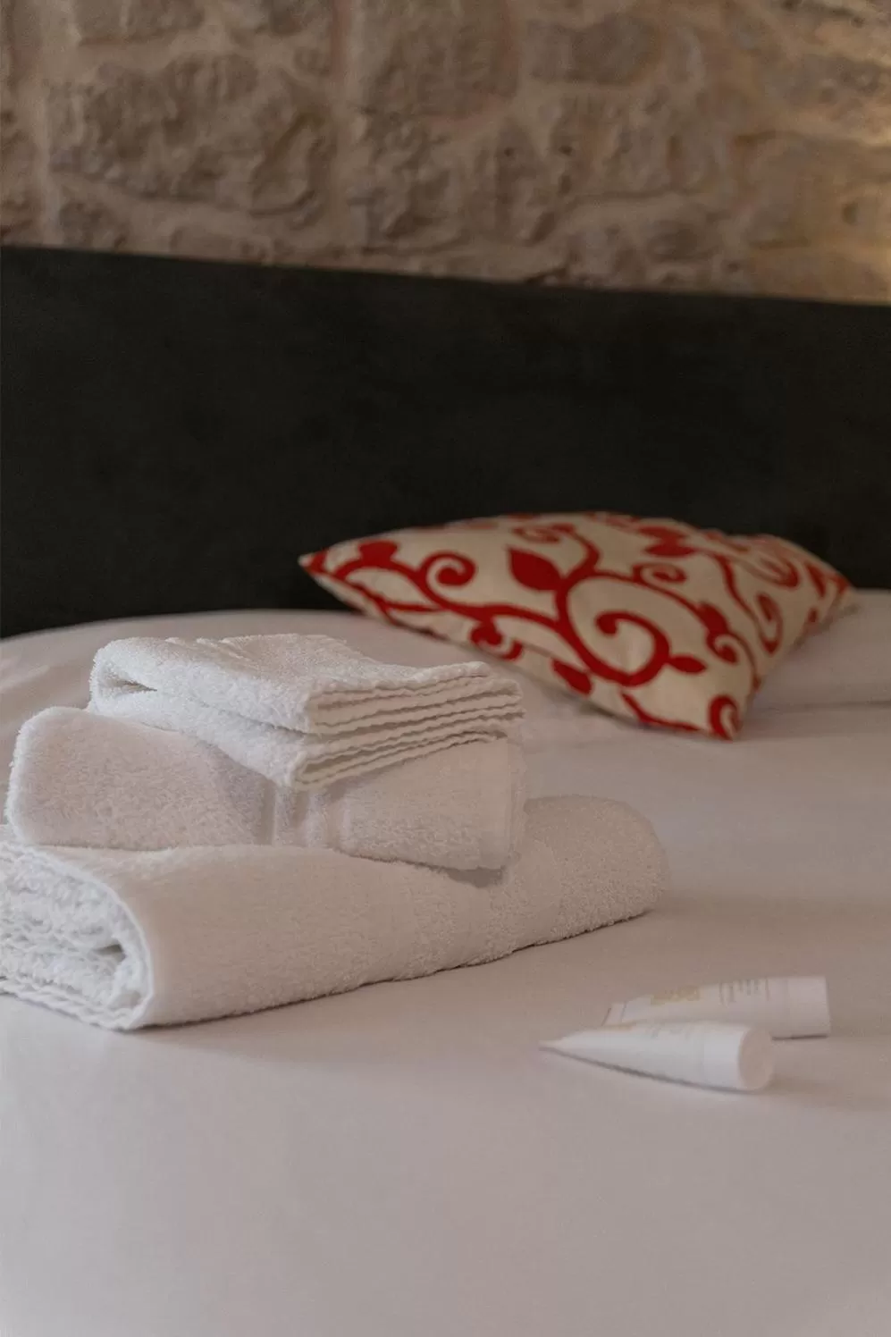 towels, Bed in Graffiti Living - Affittacamere