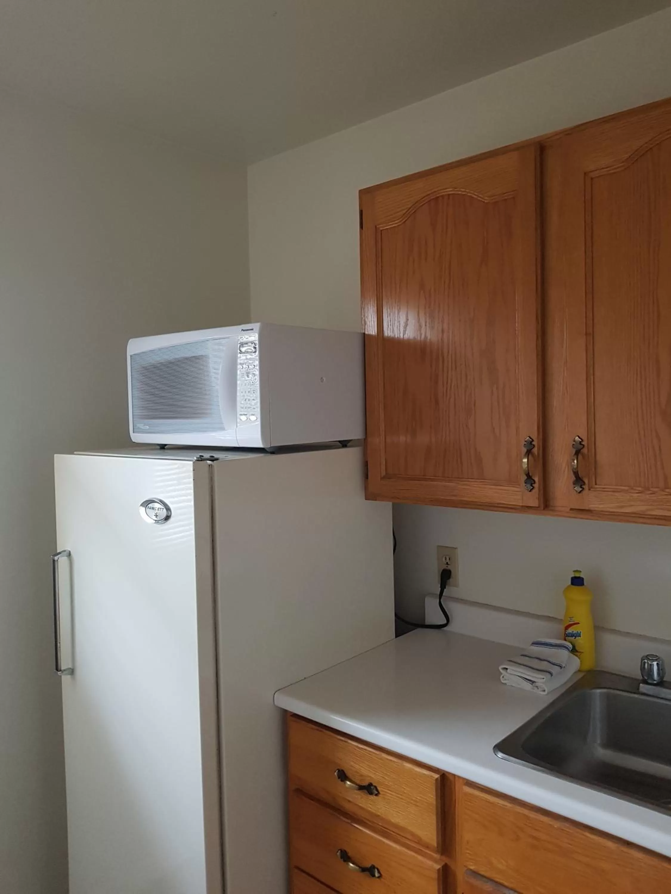 Kitchen/Kitchenette in Covered Bridge Inn & Suites