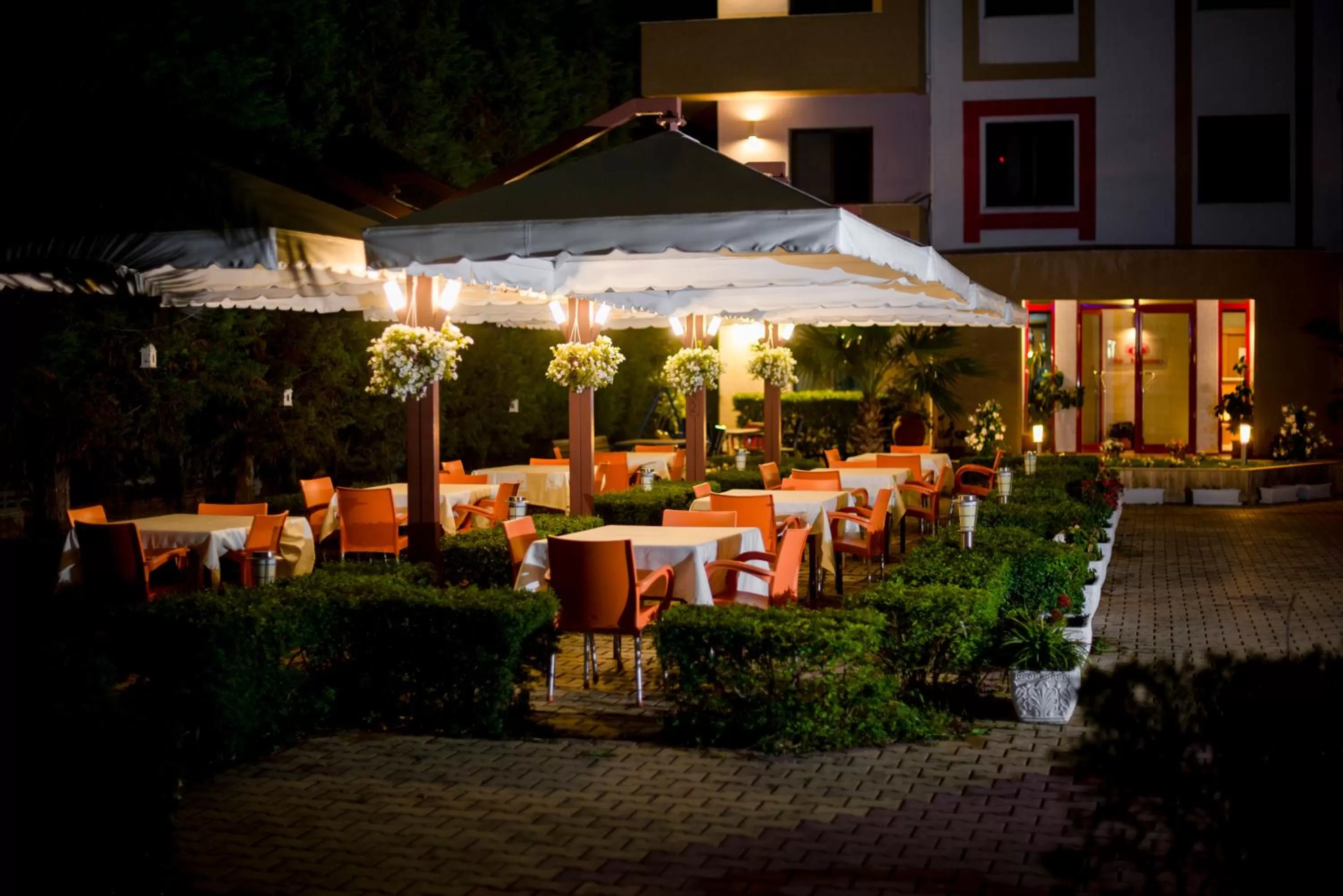 Restaurant/places to eat in Kadrisa Hotel