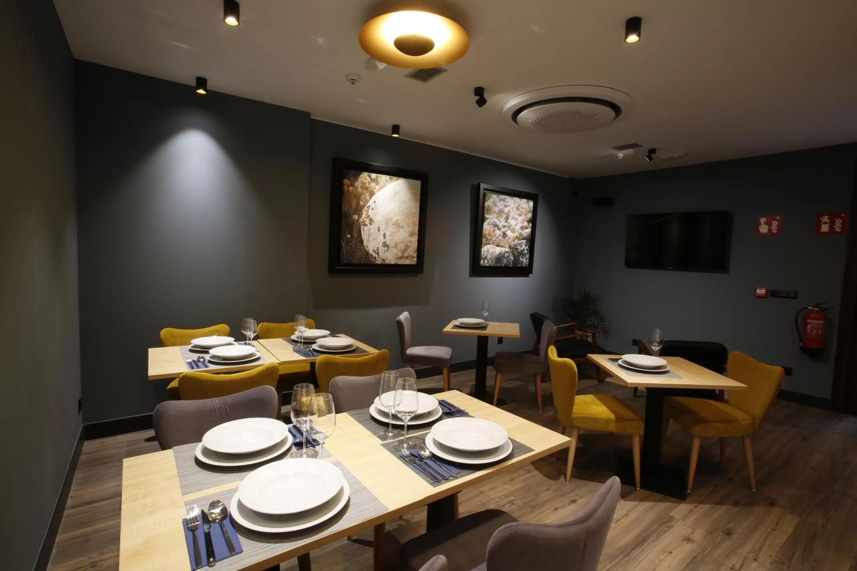 Living room, Restaurant/Places to Eat in M&UGA Hotela