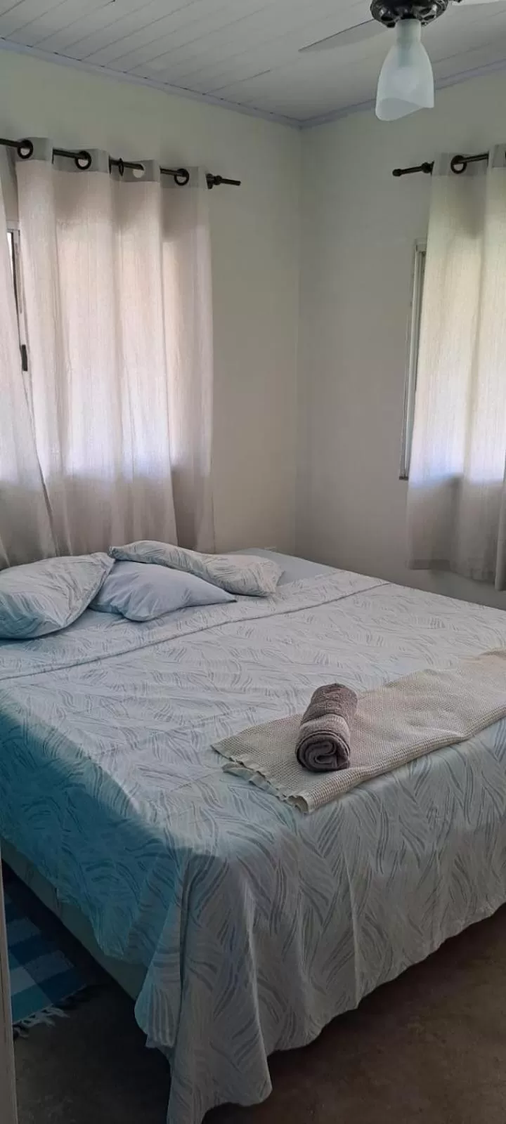 Photo of the whole room, Bed in A Casa Morro do Moreno