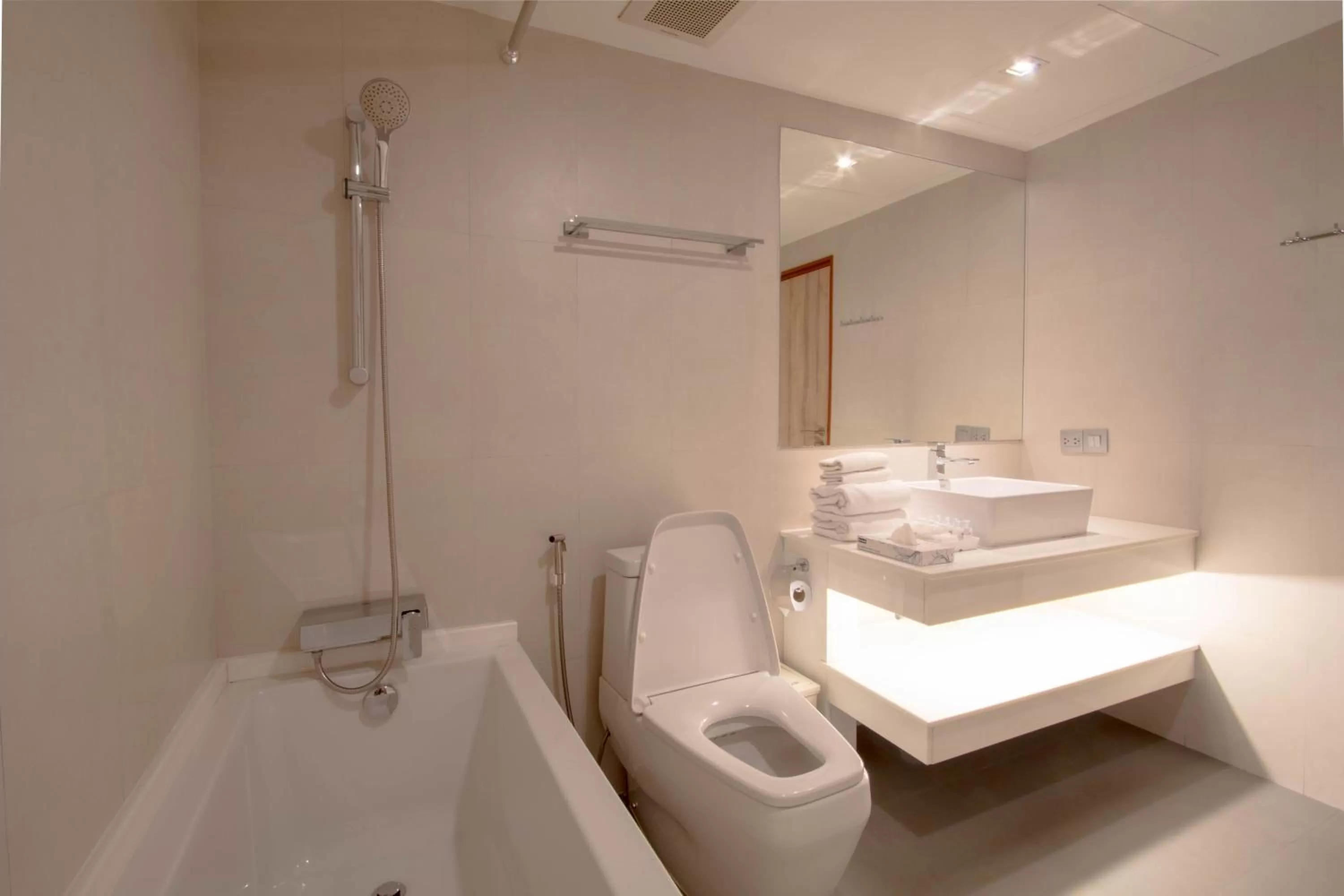 Hot Tub in The Residence Rajtaevee Hotel