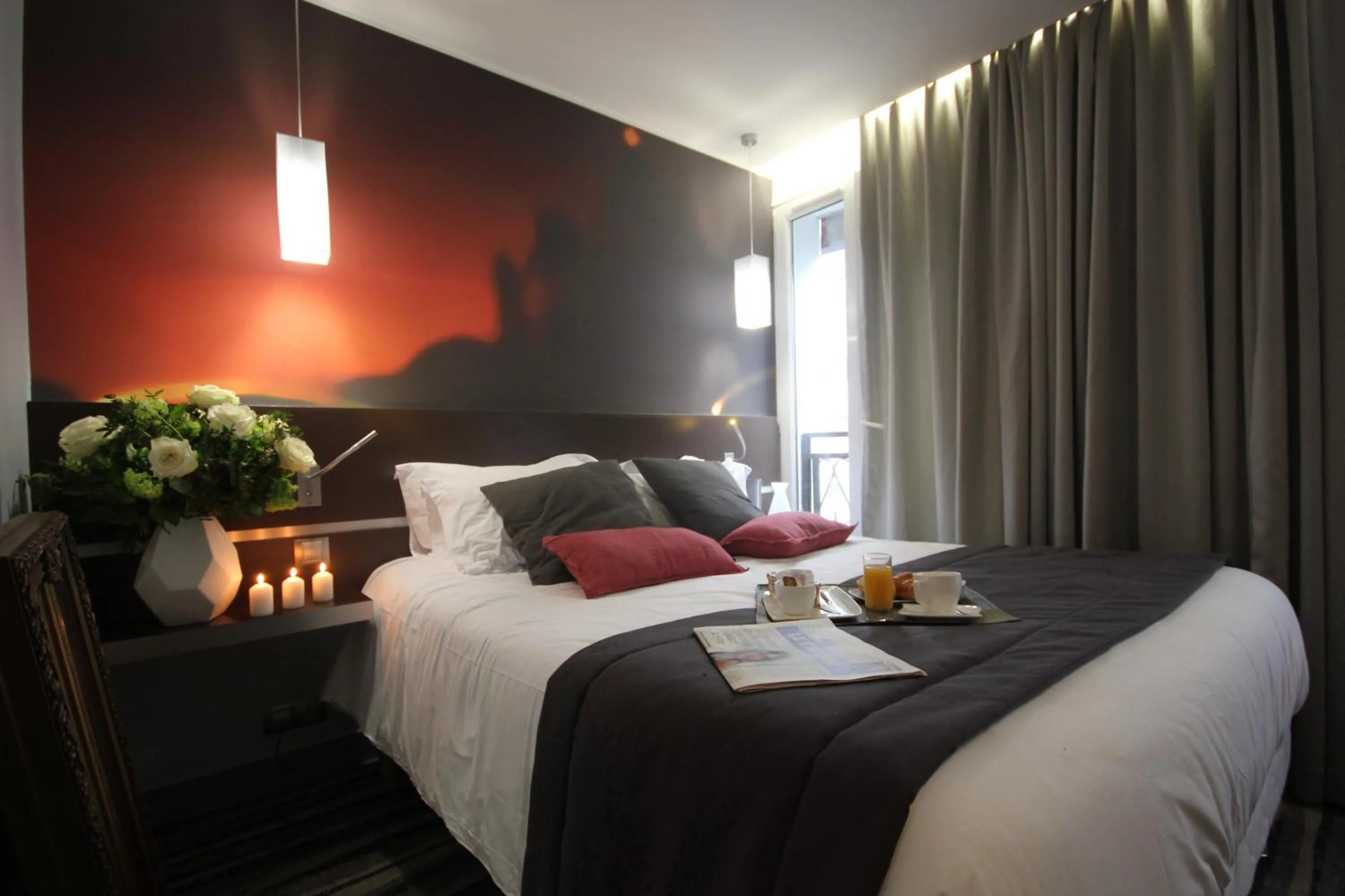 Photo of the whole room, Bed in Hôtel Lumières Montmartre Paris