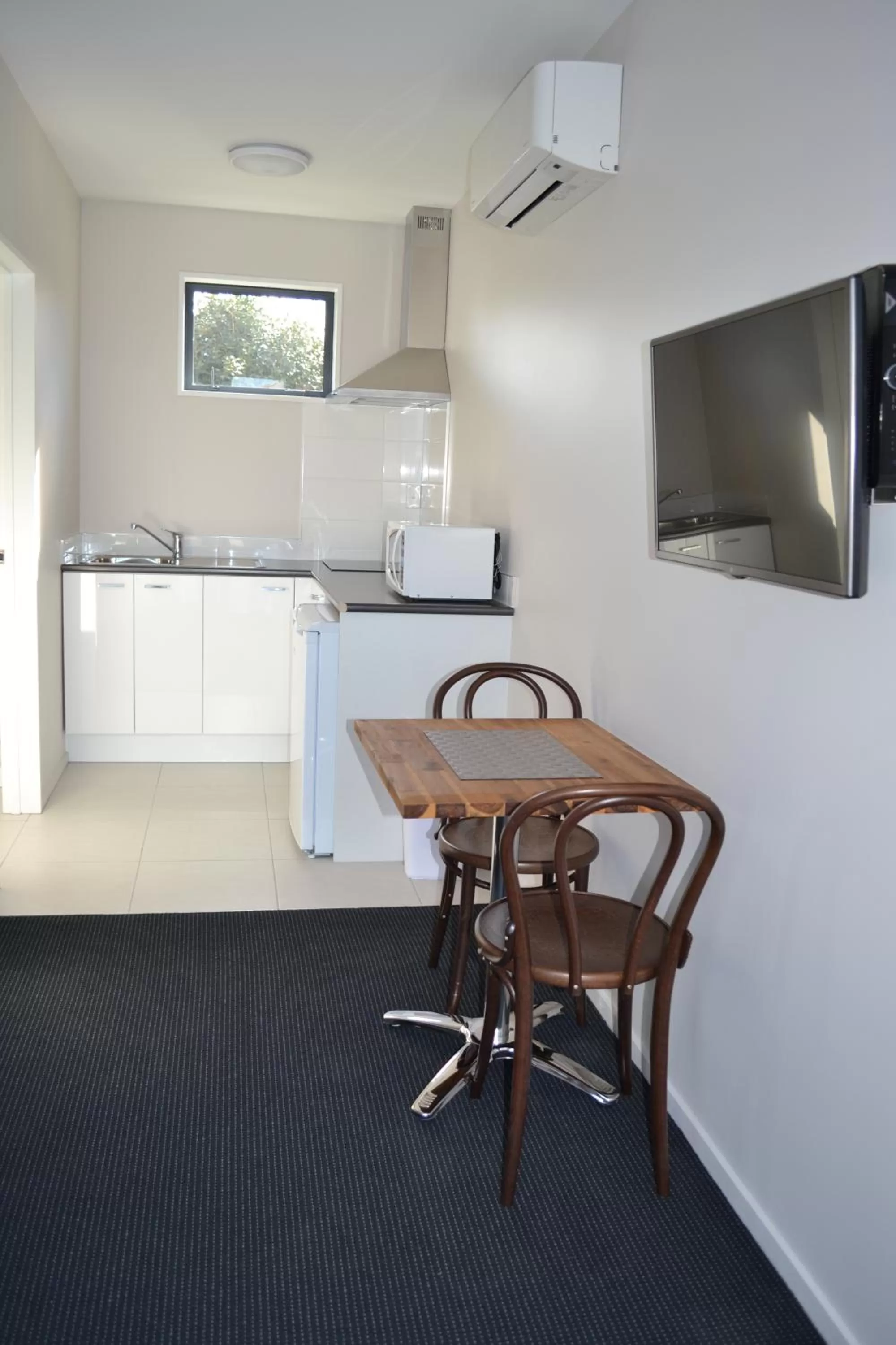 Dining area in 319 Addington Motel