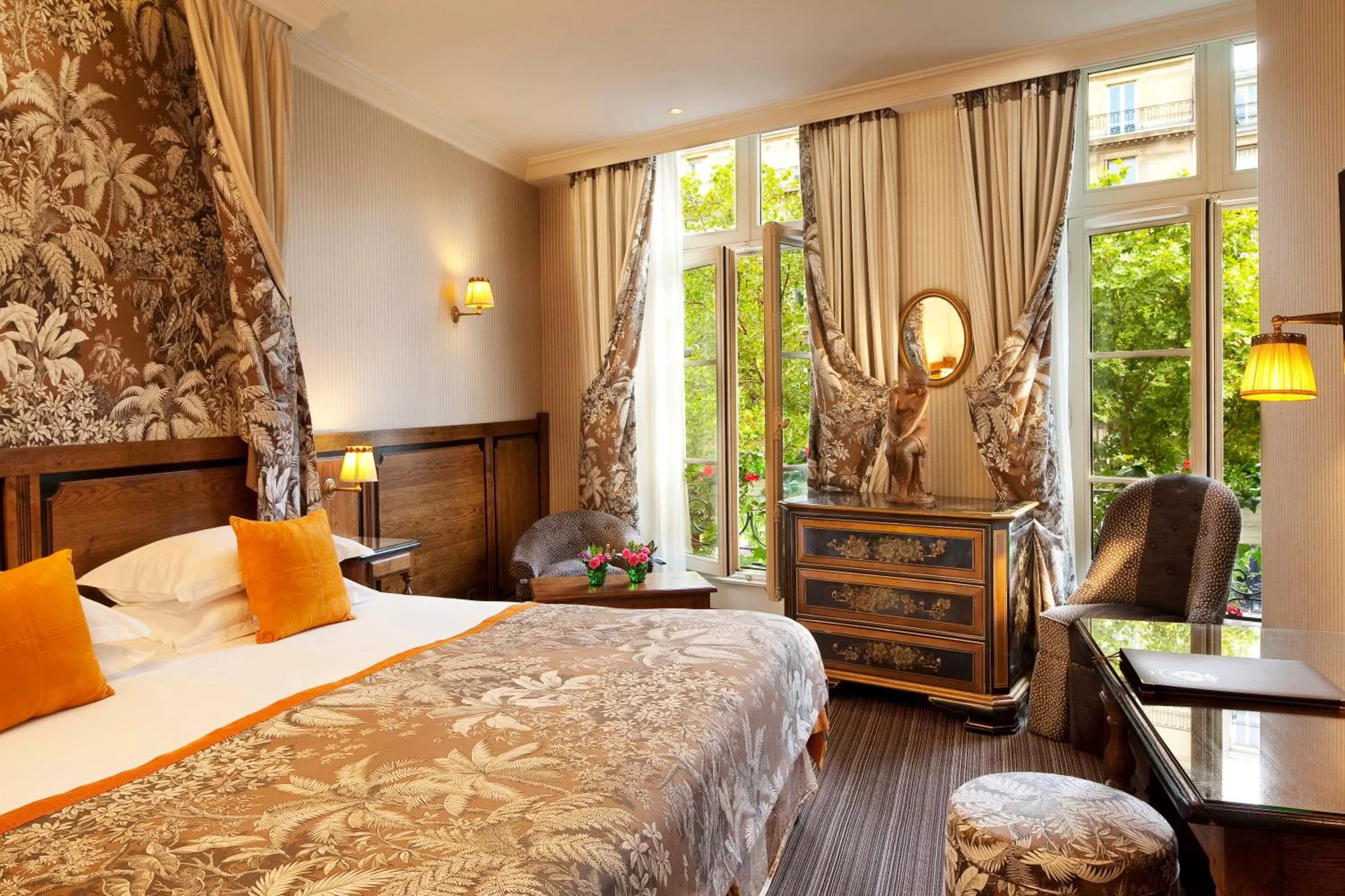 Photo of the whole room, Bed in Au Manoir Saint Germain
