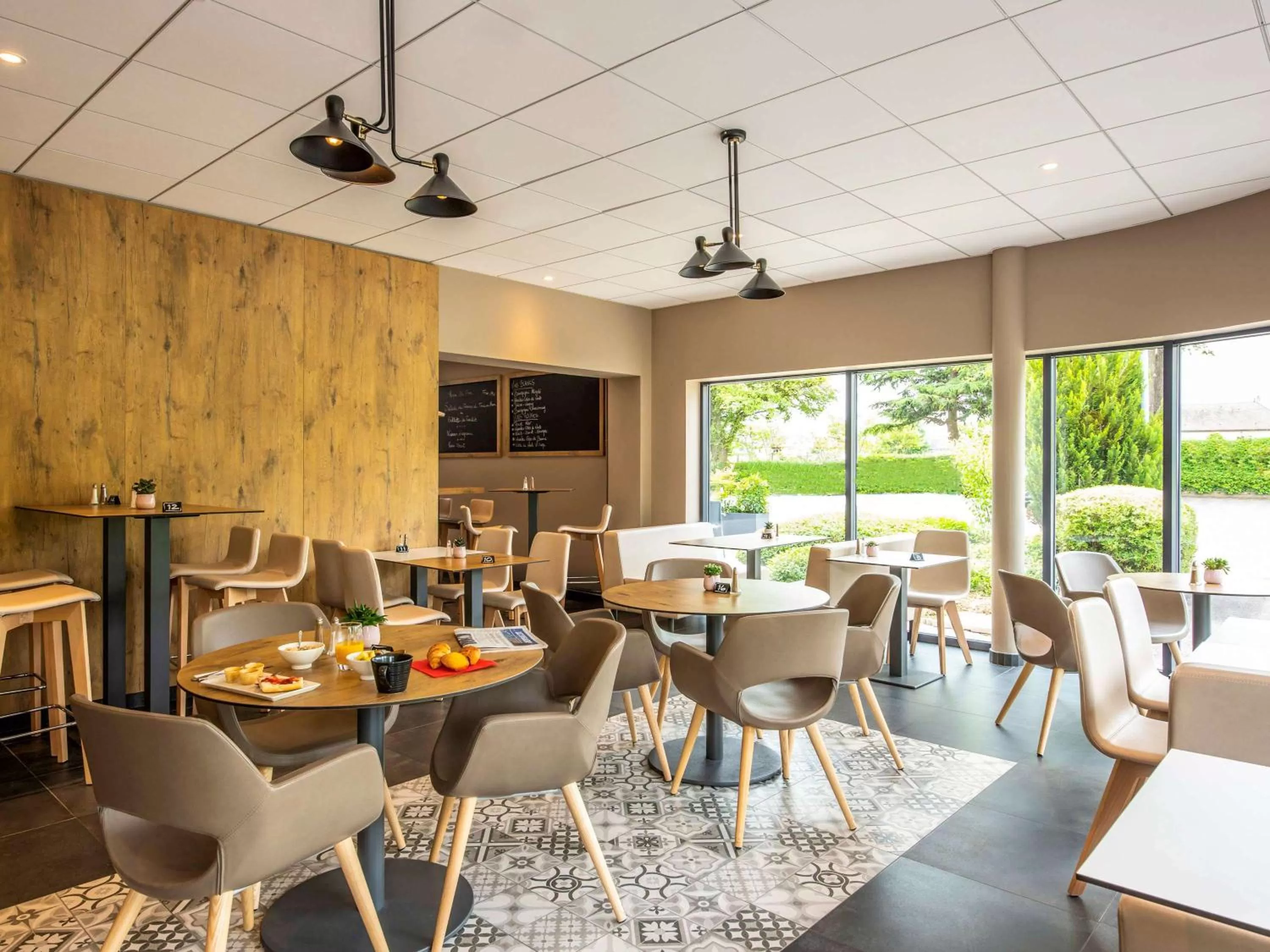 Restaurant/places to eat in ibis Nuits Saint Georges