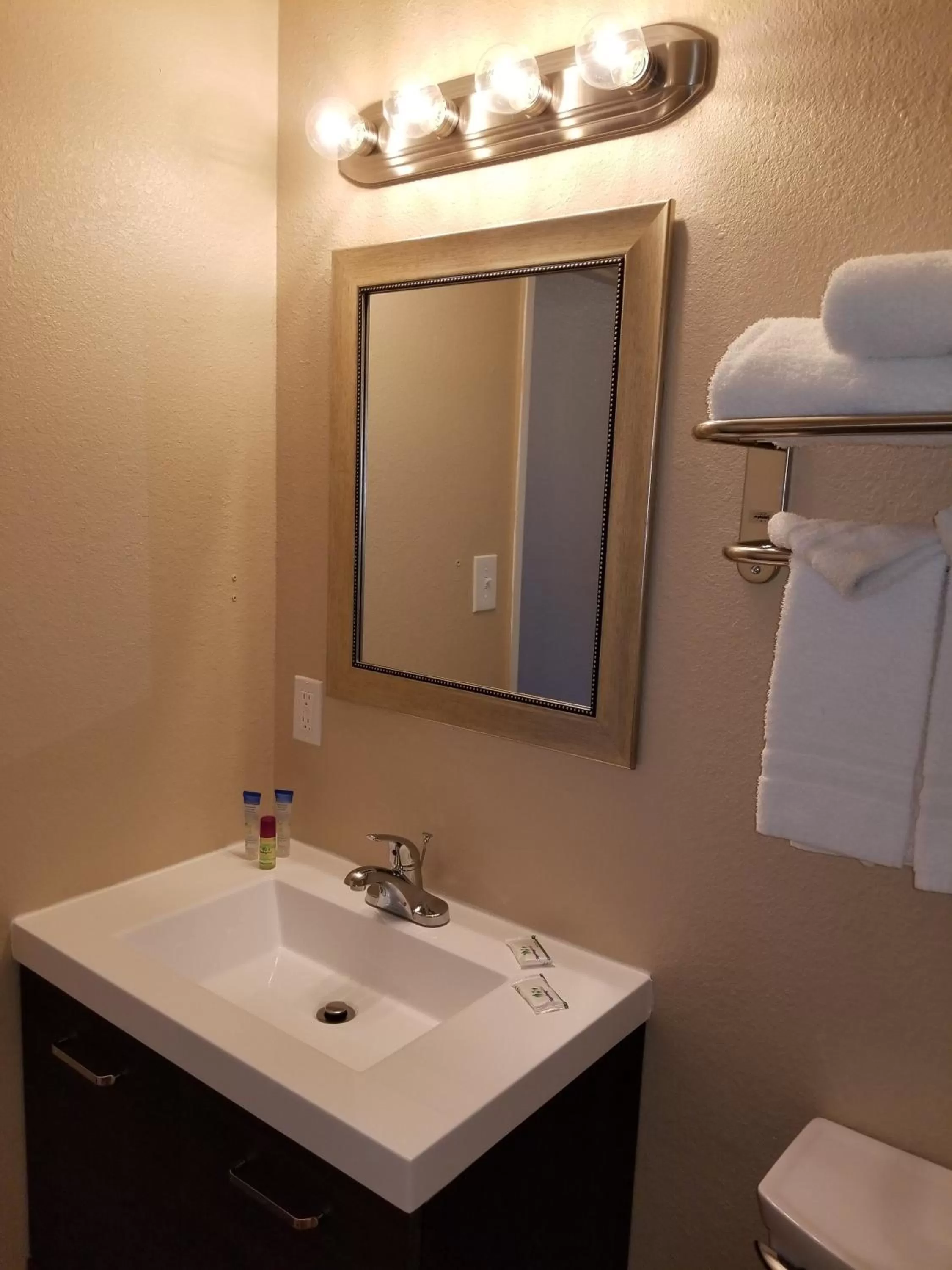 Standard King Room in Beverly Lodge