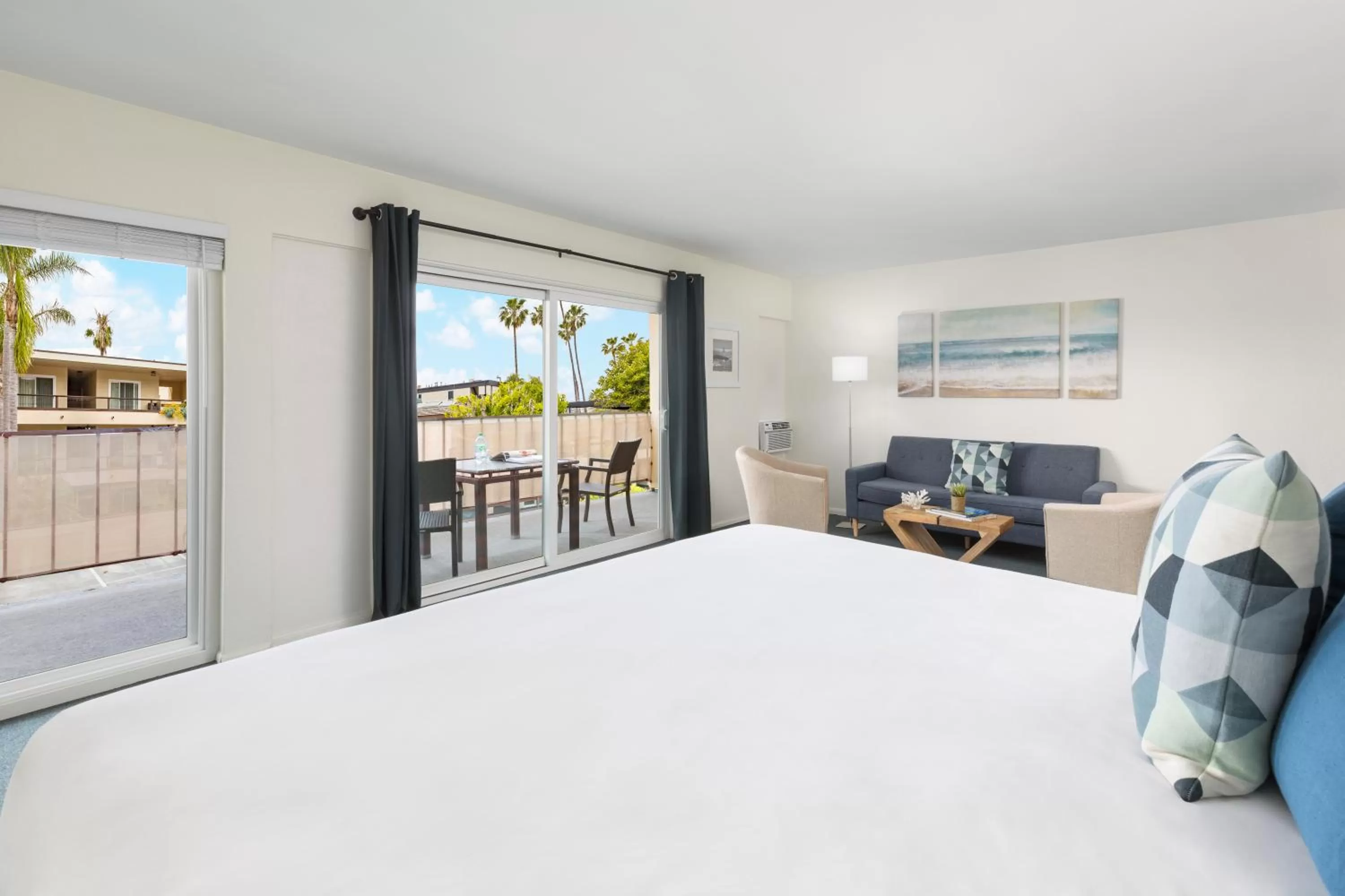 Photo of the whole room, Bed in Pacific Edge Hotel on Laguna Beach