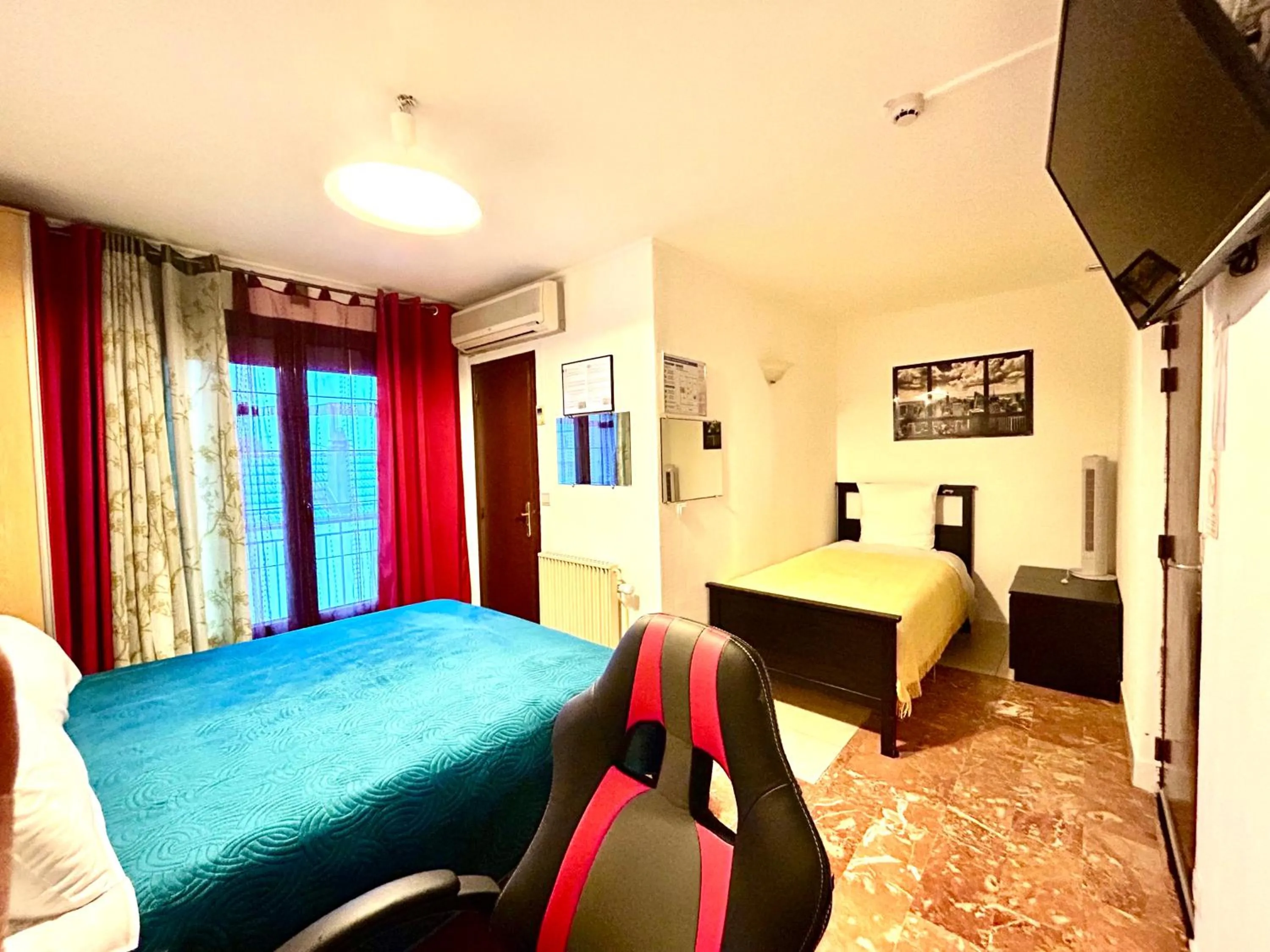 Bed in Hotel Paris Star