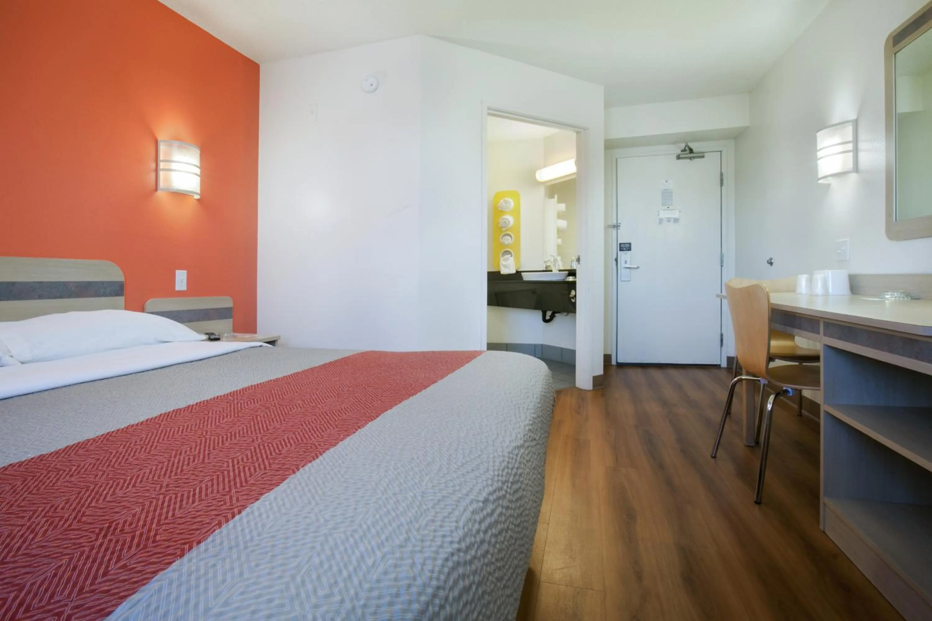 Bedroom, Bed in Motel 6-Brooklyn Center, MN - Minneapolis