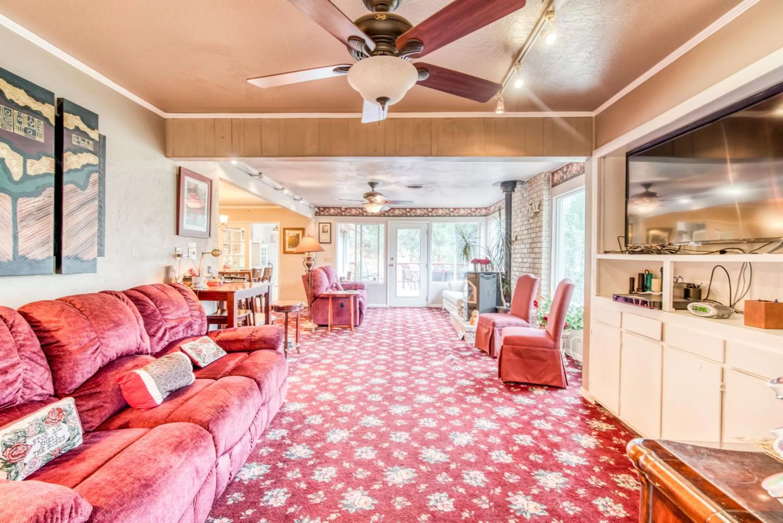 Living room in A Bed of Roses