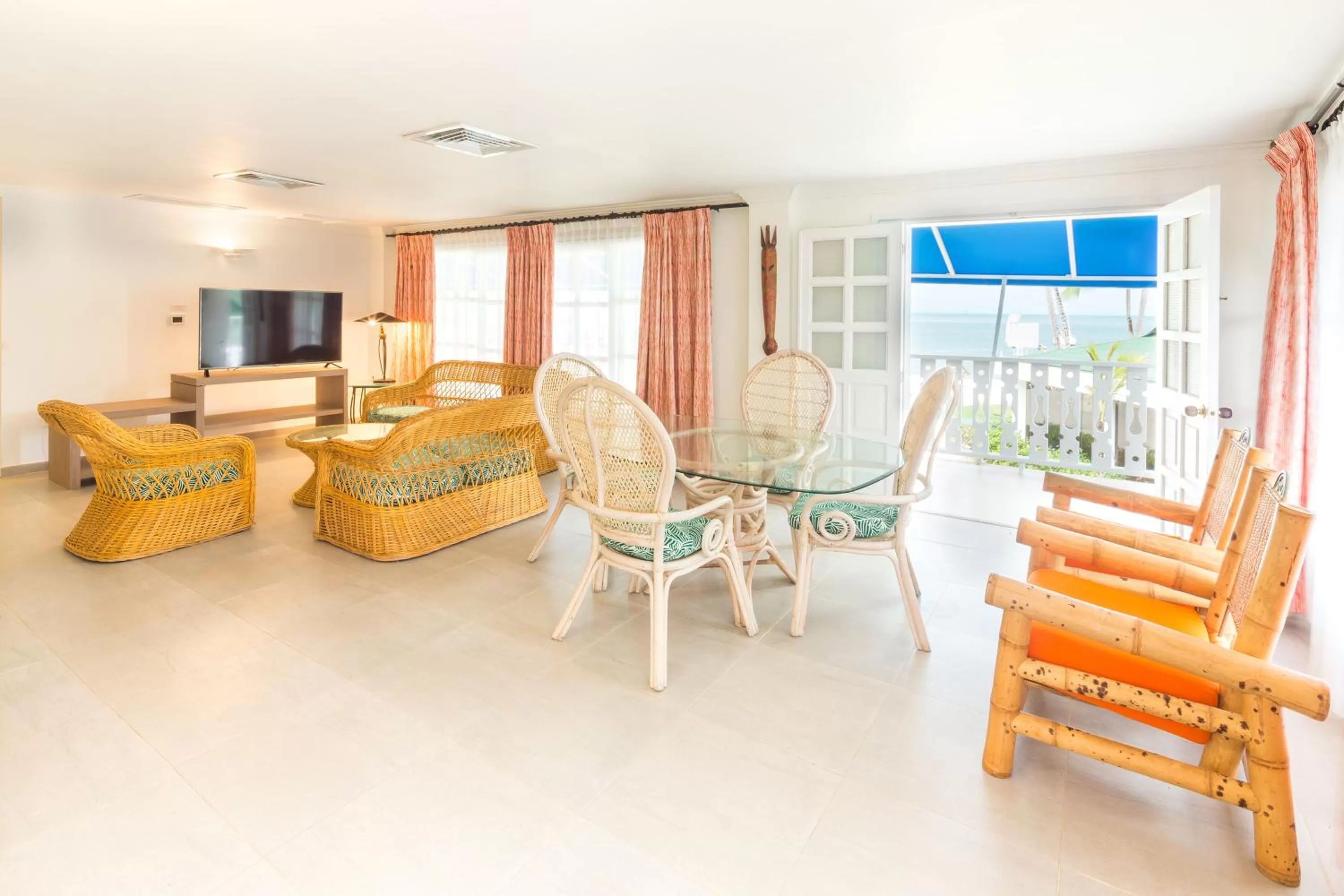 Communal lounge/ TV room in Decameron Marazul - All Inclusive