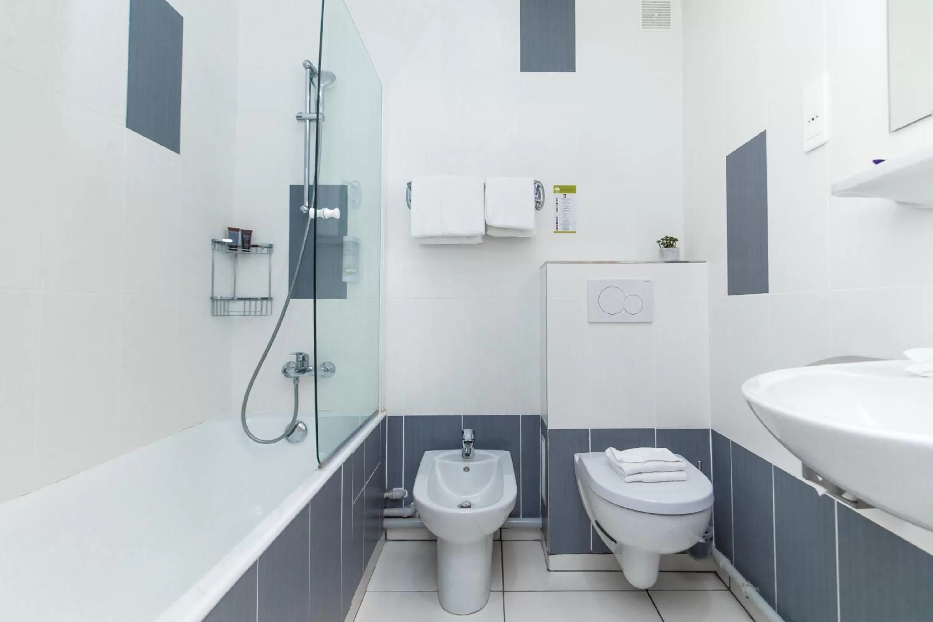 Bathroom in HOTEL DE PARIS MONTPARNASSE
