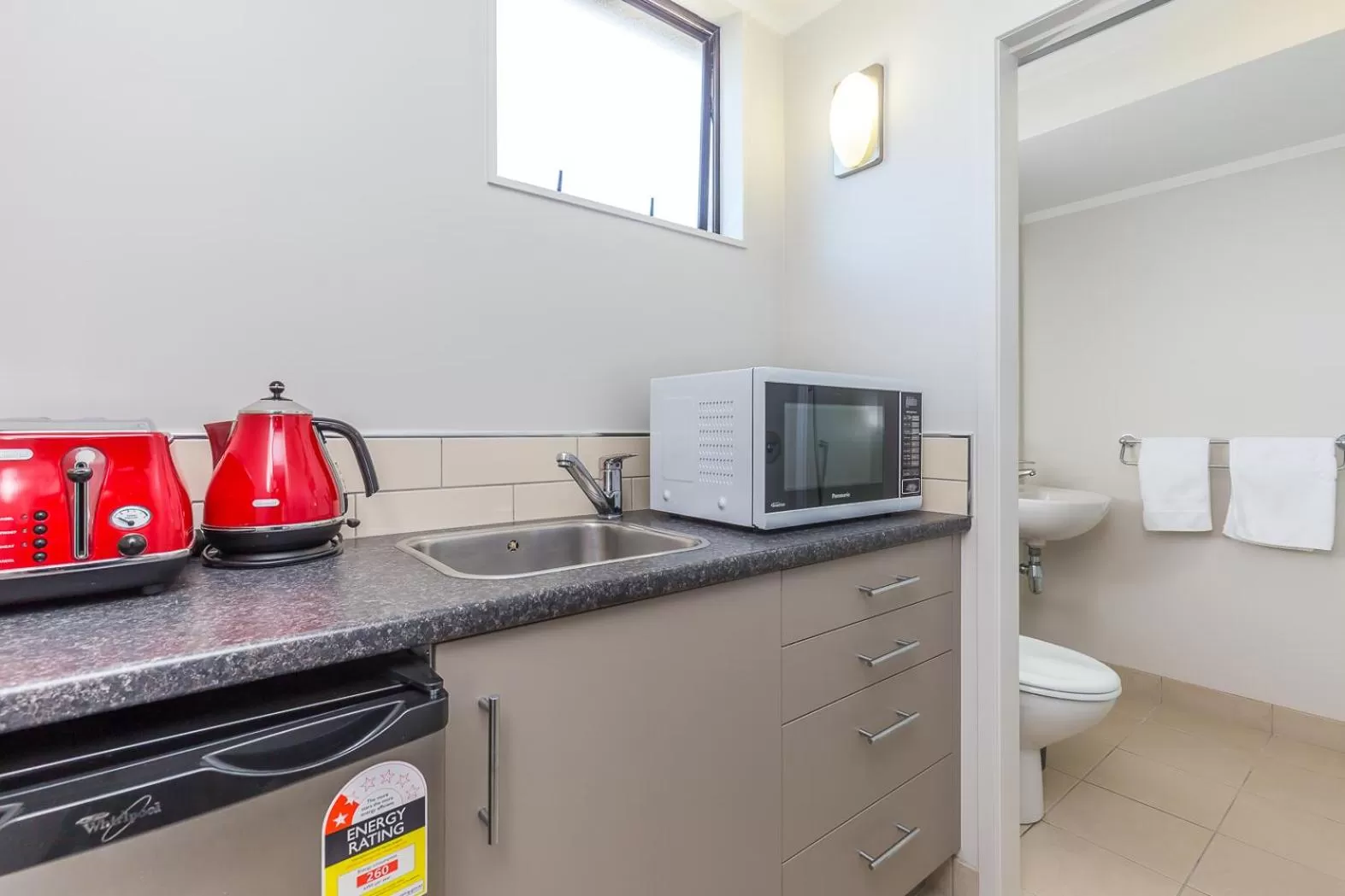 Kitchen or kitchenette in Anzac Court Motel