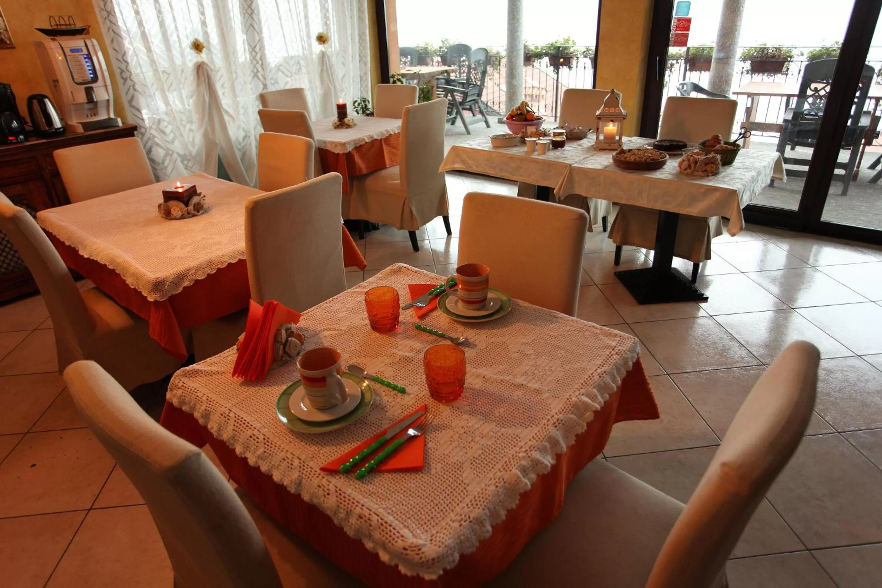 Communal lounge/ TV room in B&B Villa Anita