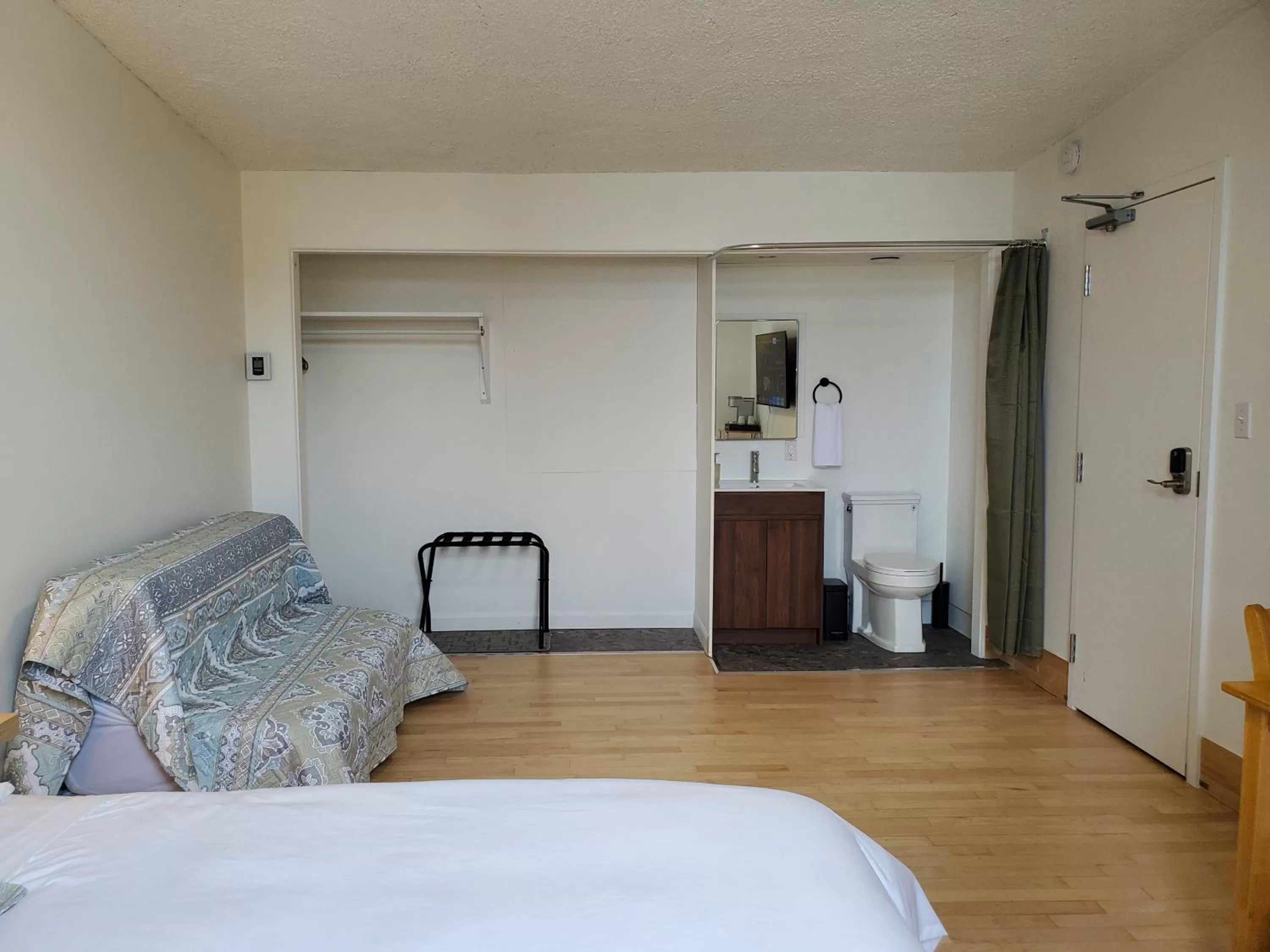 Bedroom, Bed in Auberge Mélilot