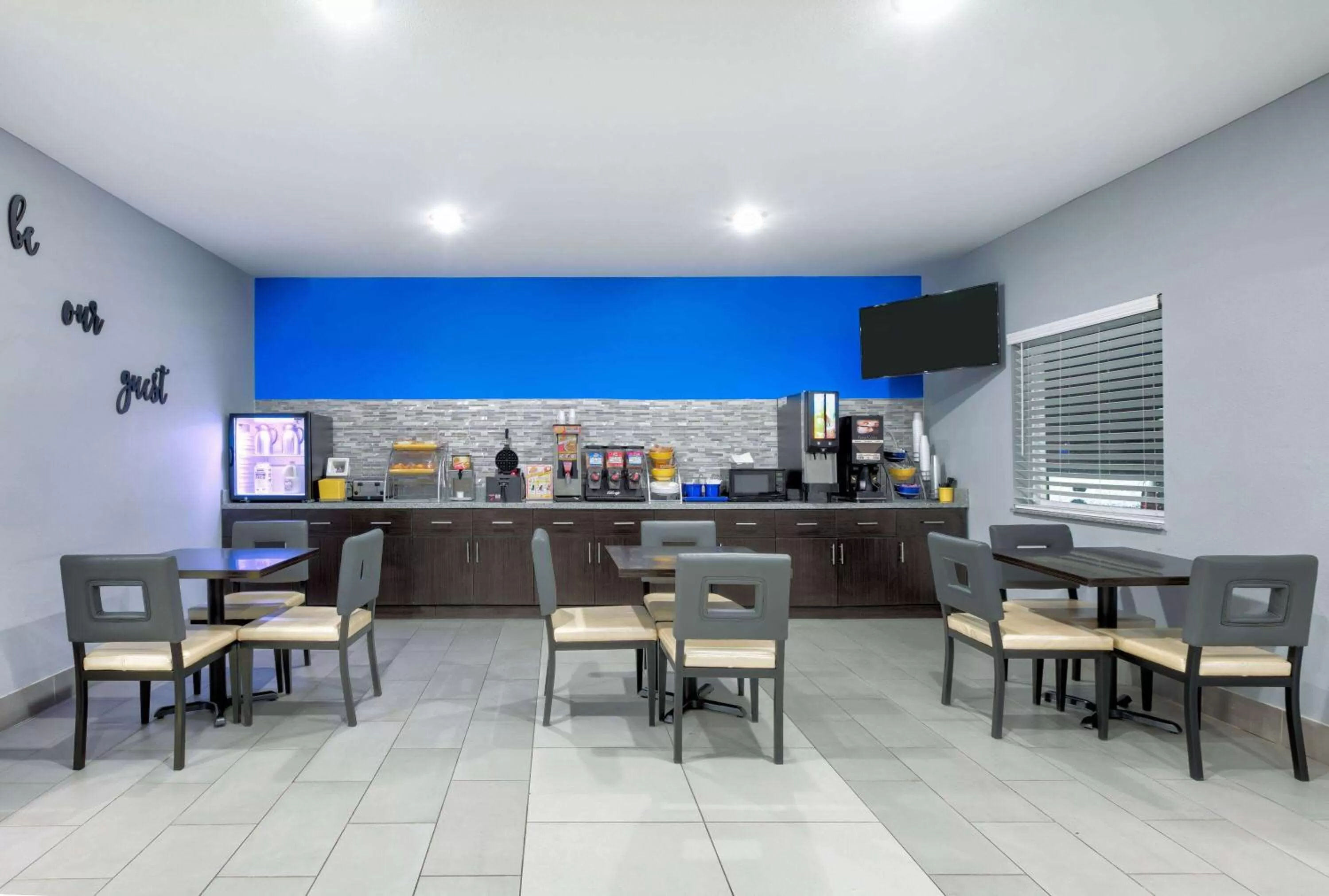 Coffee/tea facilities in Days Inn by Wyndham Zachary LA