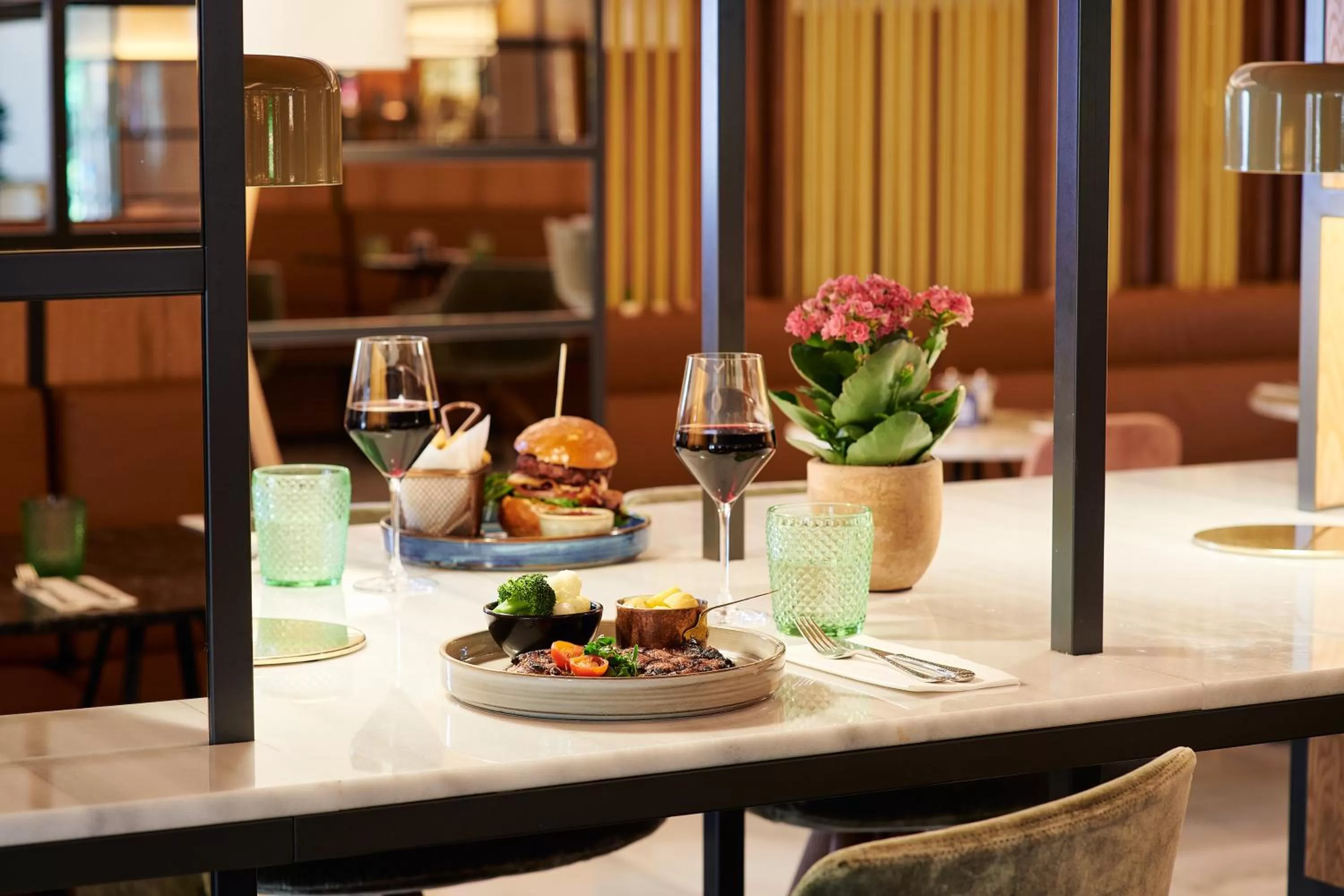 Restaurant/places to eat in Melia White House Hotel