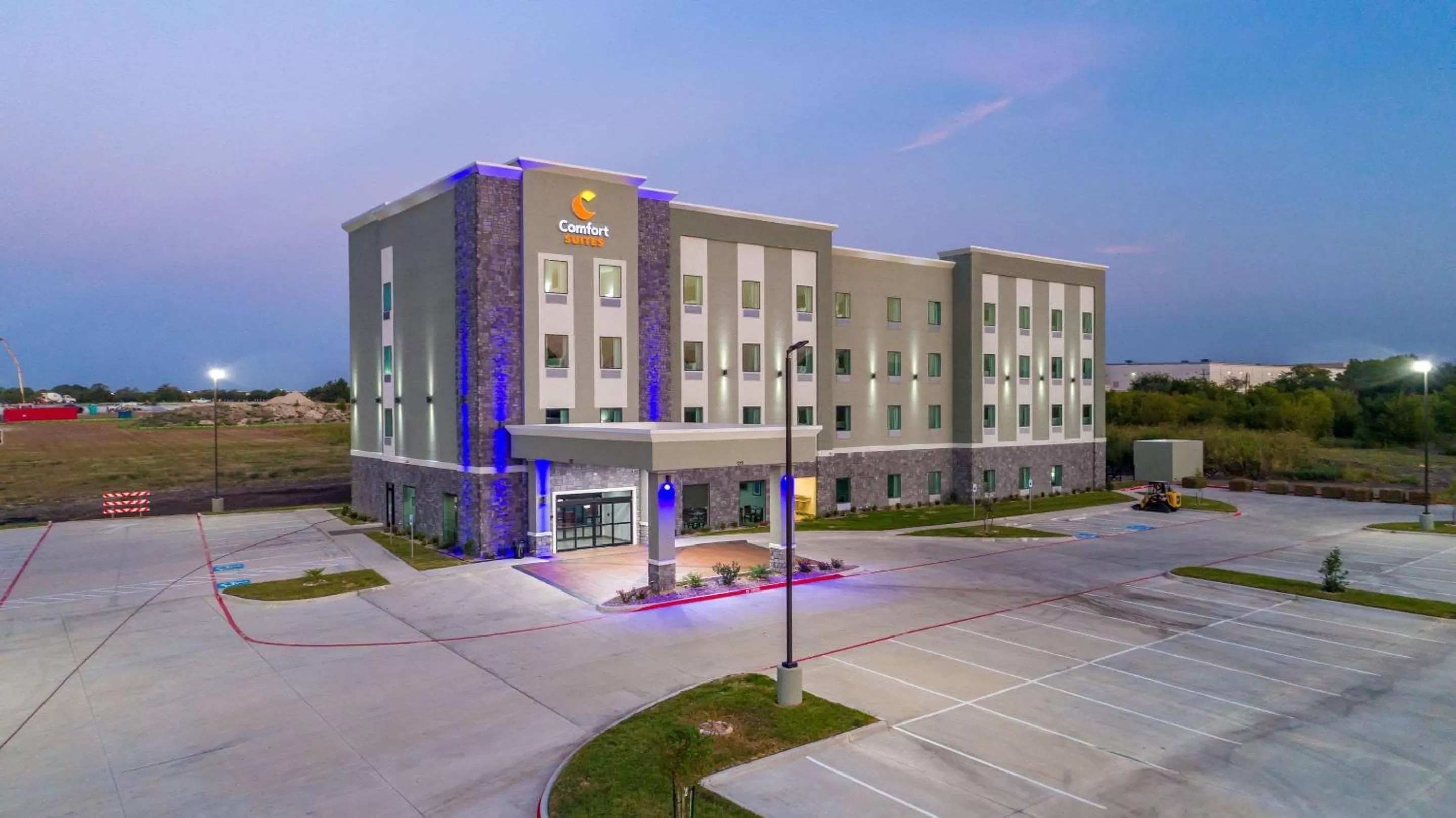 Property building in Comfort Suites DeSoto Dallas South