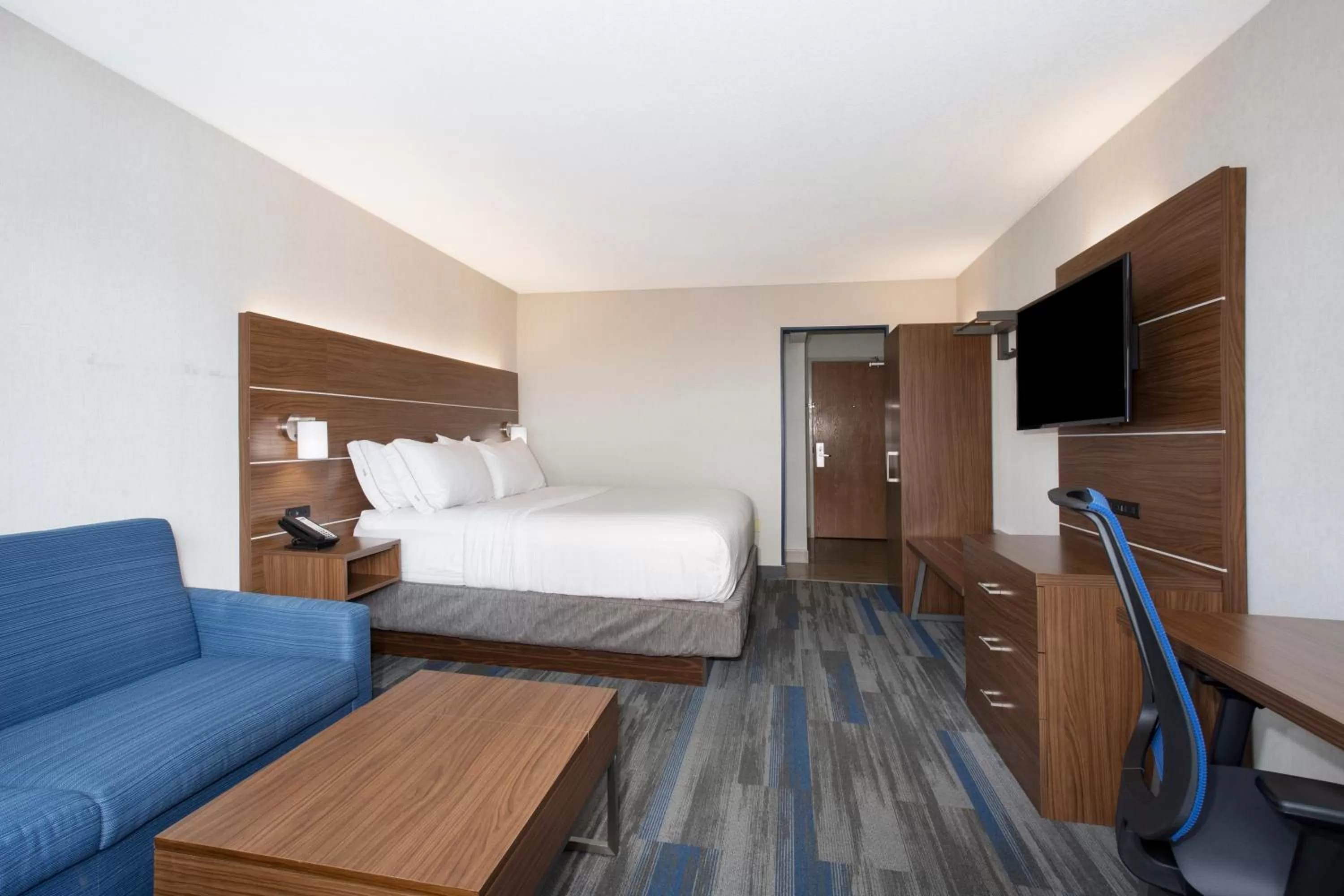 Photo of the whole room, Bed in Holiday Inn Express Kansas City - at the Legends! by IHG