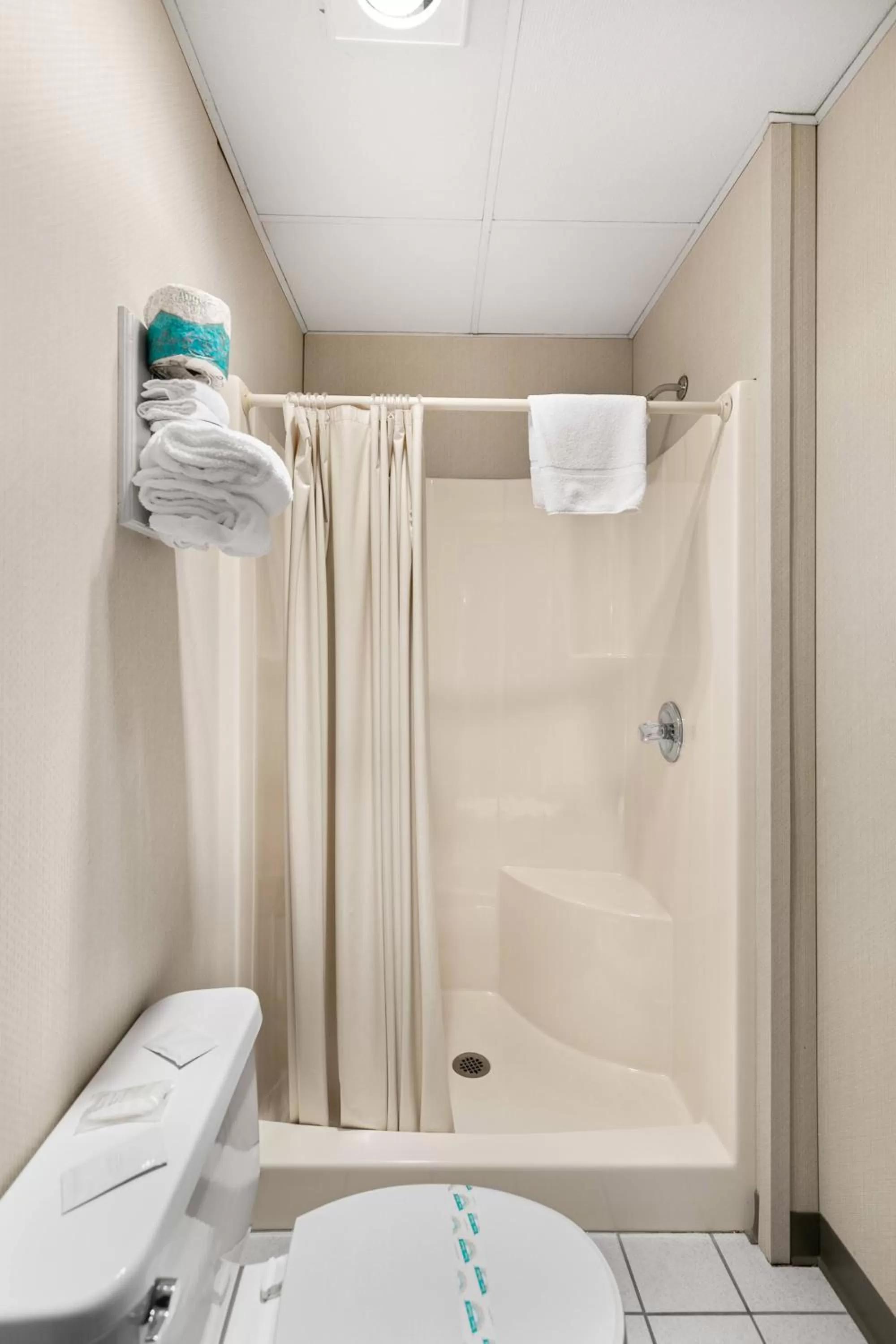 Bathroom in Candlewick Inn and Suites
