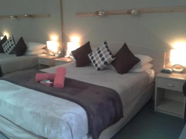 Bed in Elsinor Motor Lodge