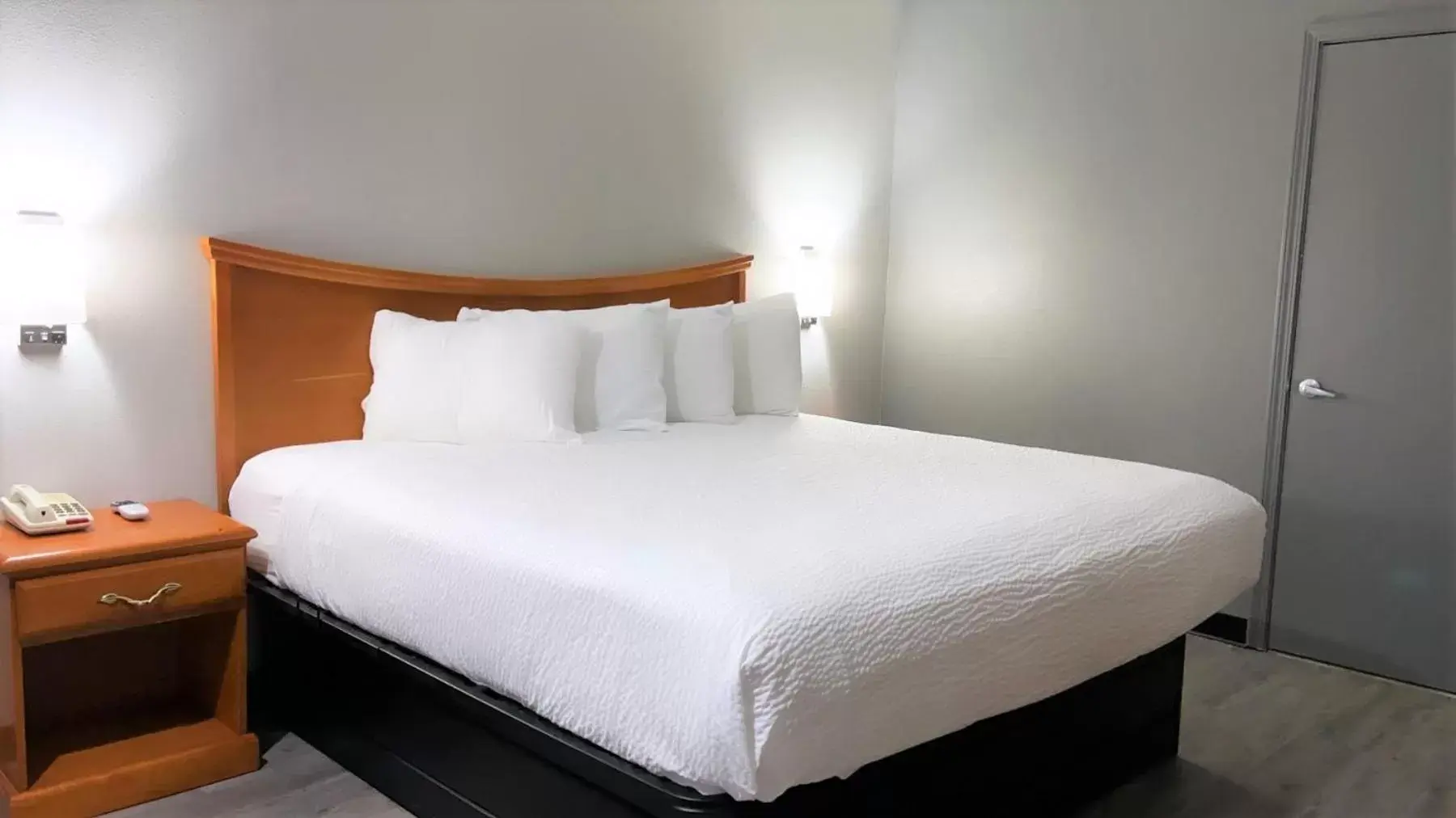 King Room, Mobility Accessible, Bathtub with Grab Bars, Smoking in Days Inn by Wyndham North Little Rock Maumelle King Room, Mobility Accessible, Bathtub with Grab Bars, Smoking in Days Inn by Wyndham North Little Rock Maumelle
