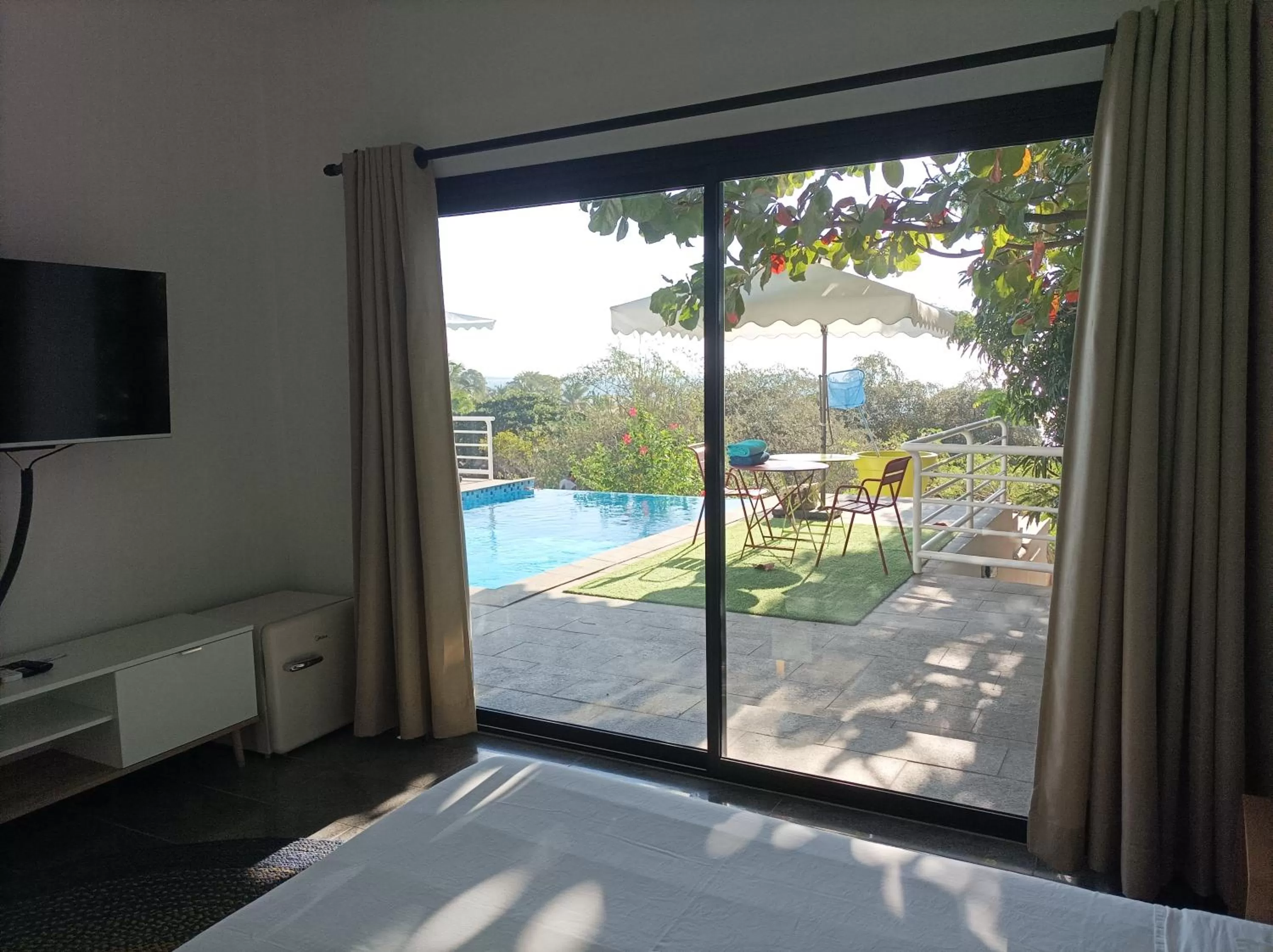 Pool view, Bed in PAP'S Chambres d'Hôtes