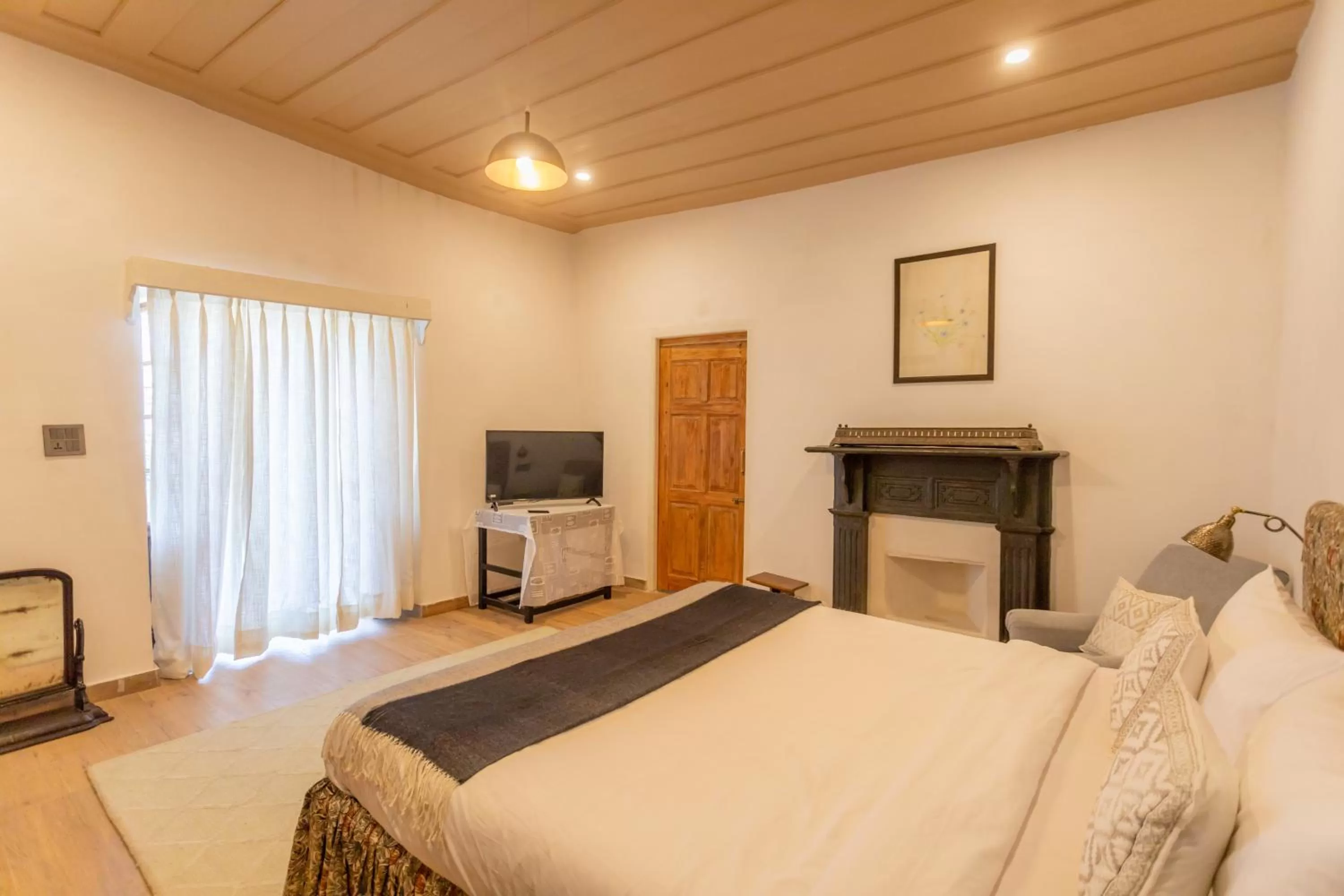 Photo of the whole room, Bed in Seclude Shimla, Taraview