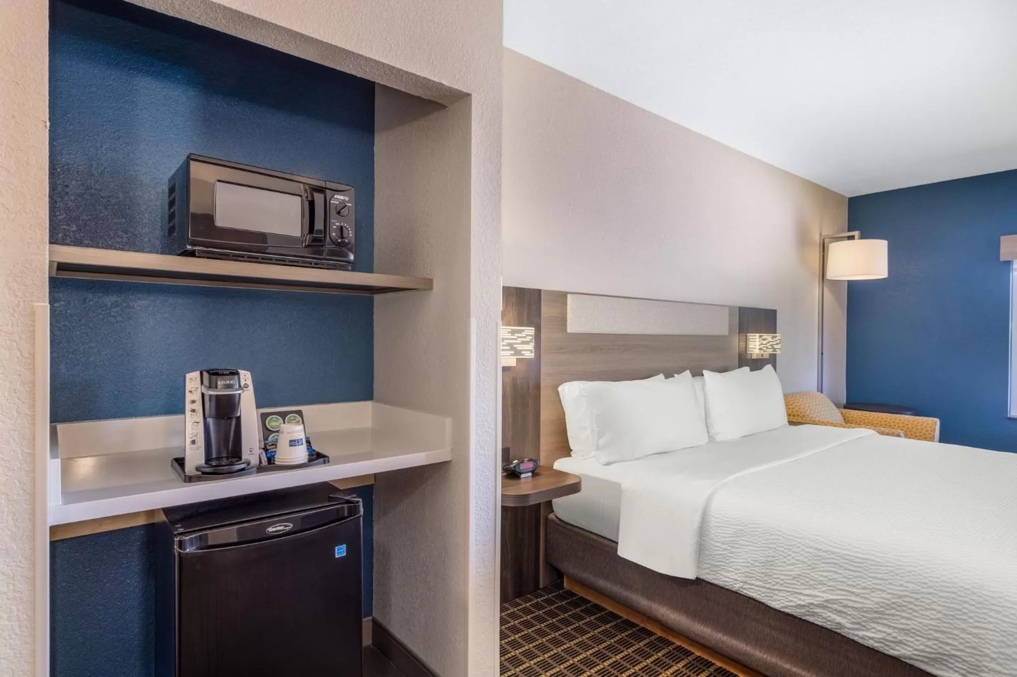 Photo of the whole room, Bed in Holiday Inn Express & Suites Pittsburg by IHG