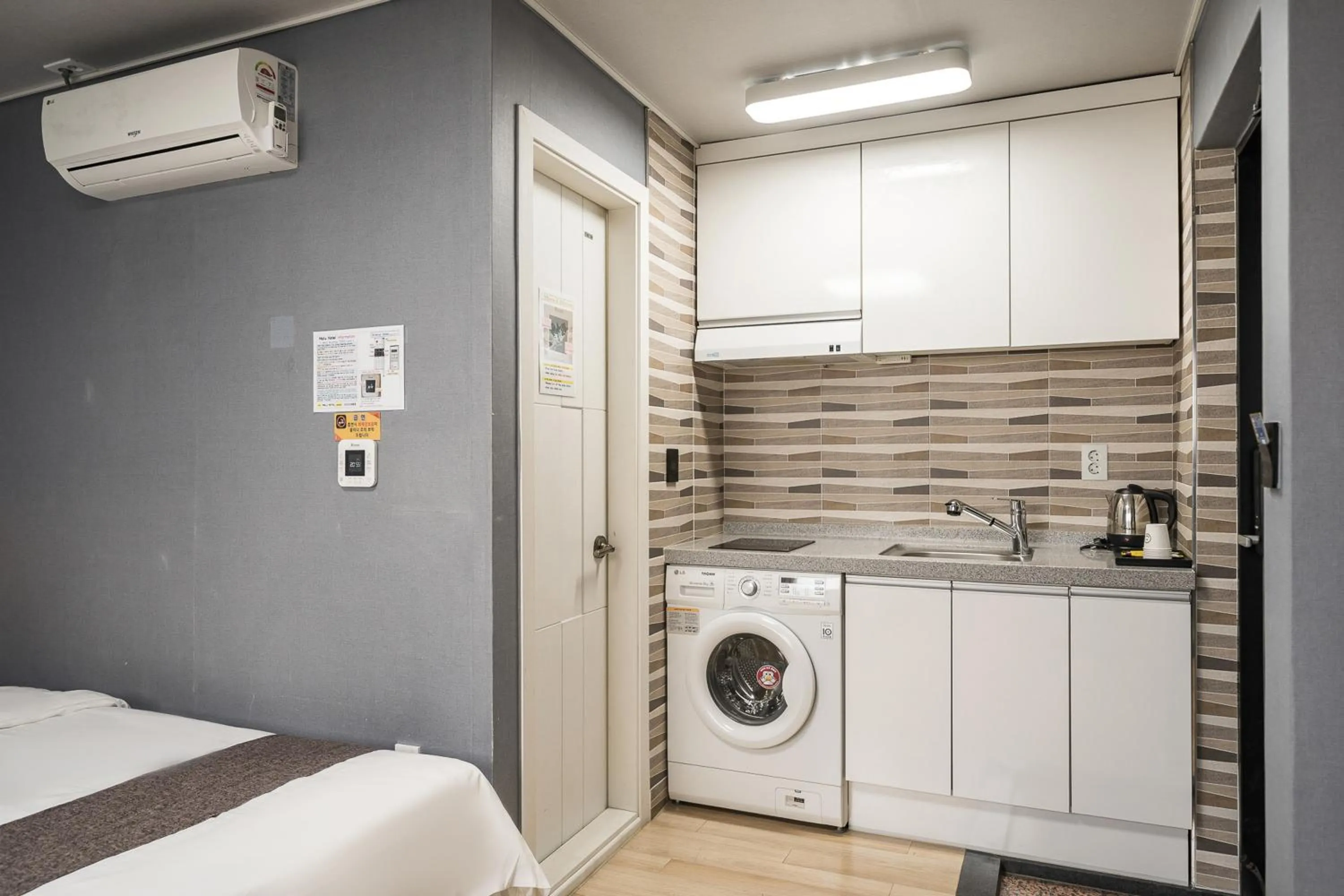 Kitchen or kitchenette, Bed in Malu Hotel Suwon