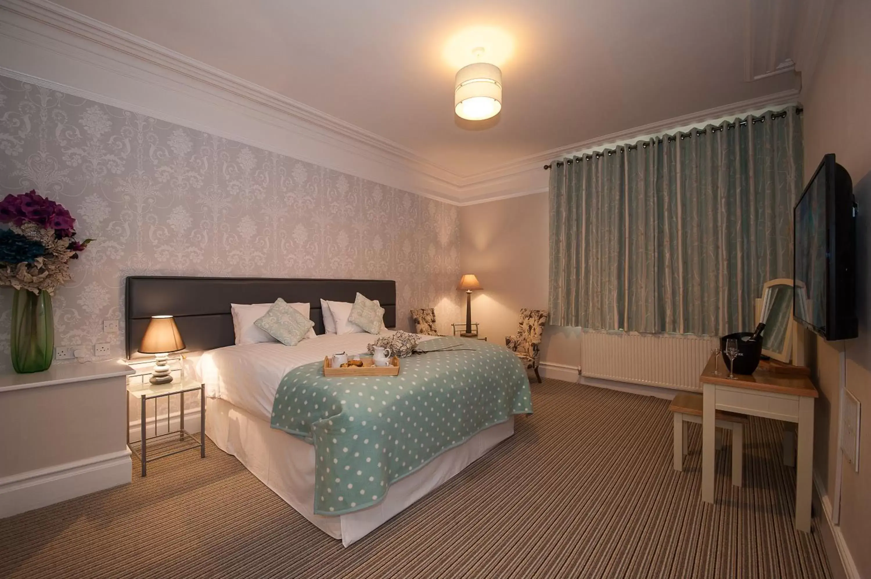 Superior Double Room in The Royal Hotel and Bar Superior Double Room in The Royal Hotel and Bar