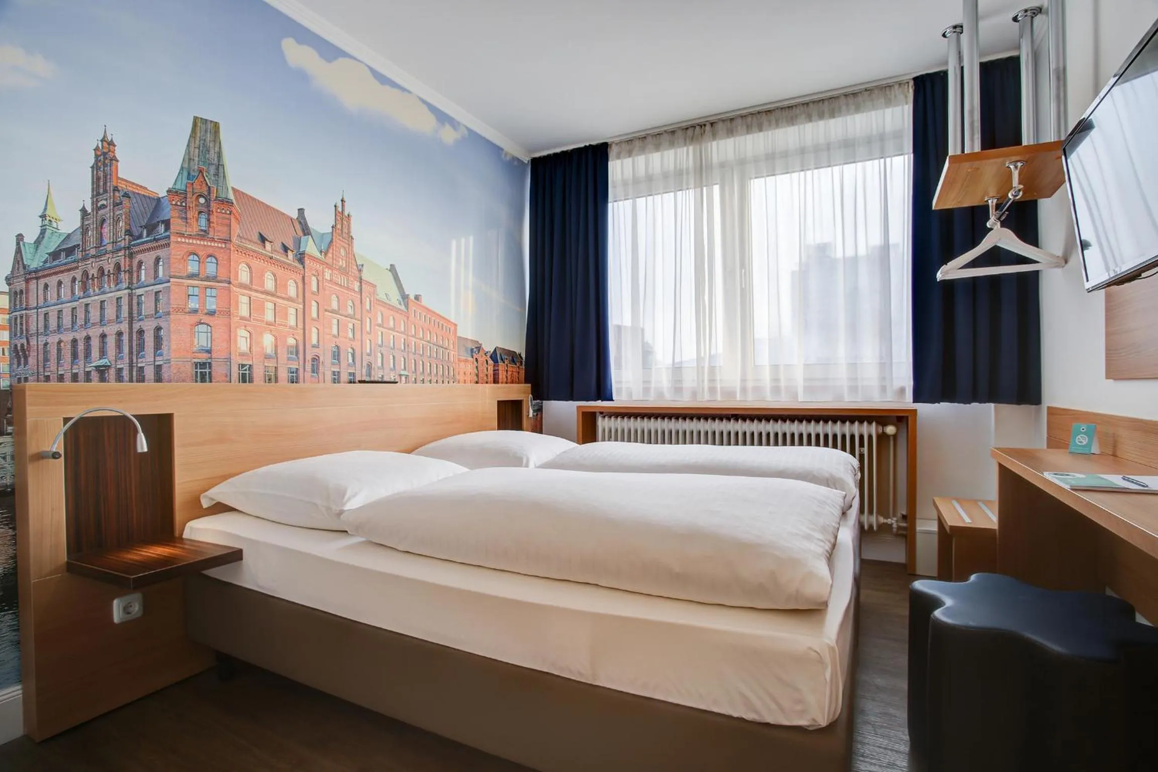Photo of the whole room, Bed in Hotel Keese Hamburg