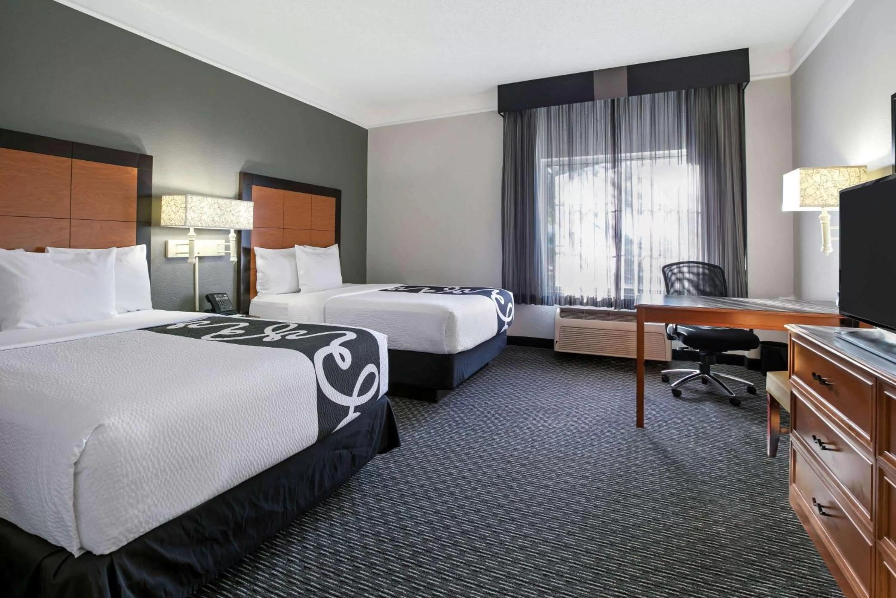 2 Full Beds, Mobility/Hearing Accessible Room, Bathtub w/ Grab Bars, Non-Smoking in La Quinta by Wyndham Dallas Arlington South