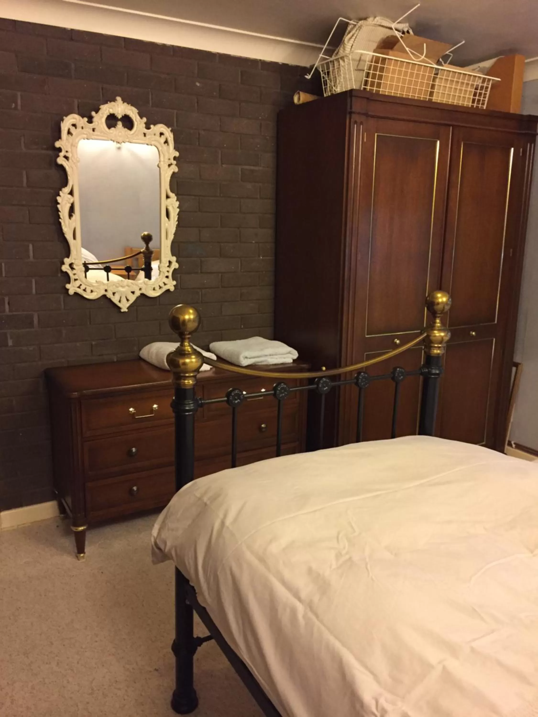 Bed in Hotel 5 Ravenhurst Drive M6 J7