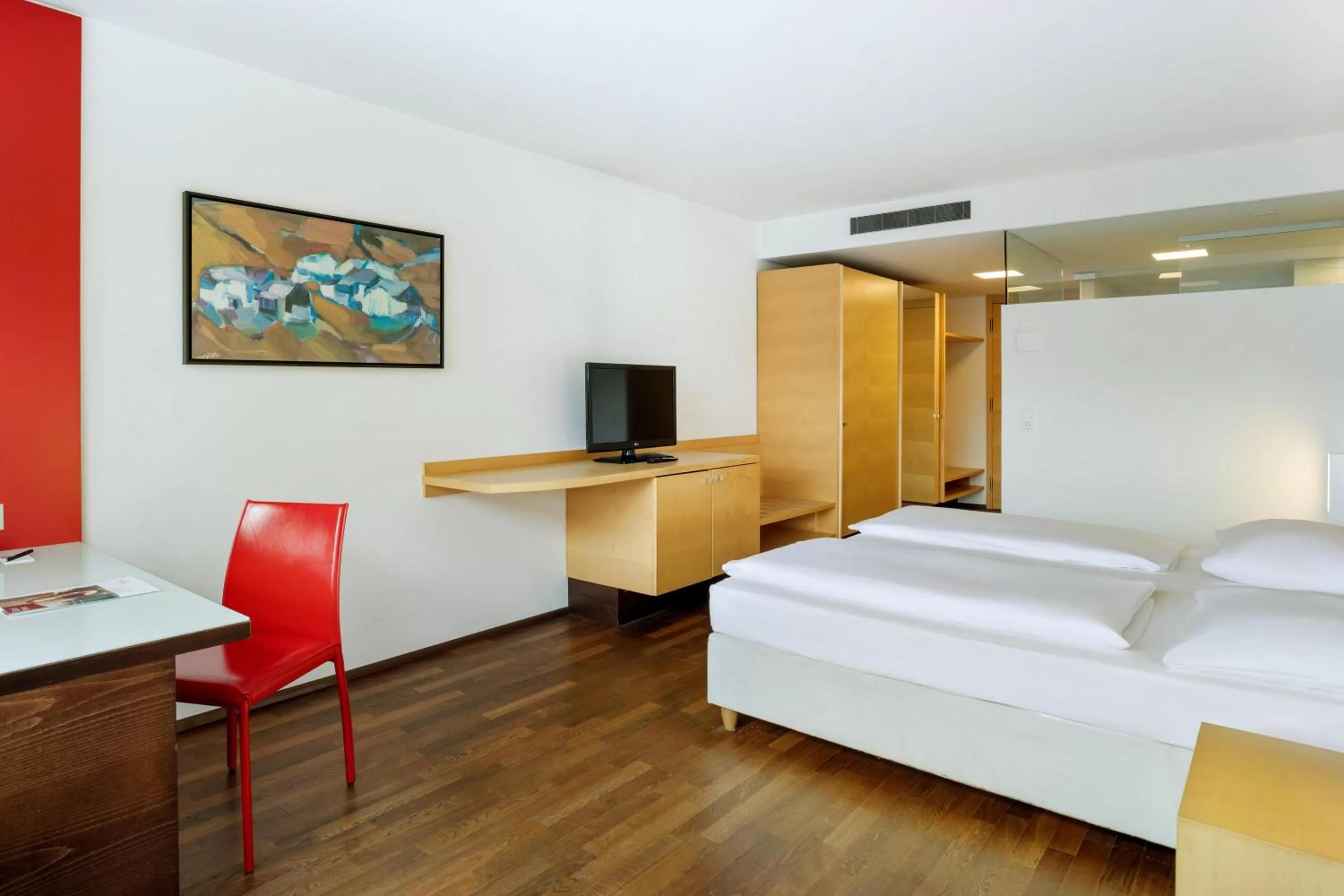 Photo of the whole room, Bed in Austria Trend Hotel Congress Innsbruck