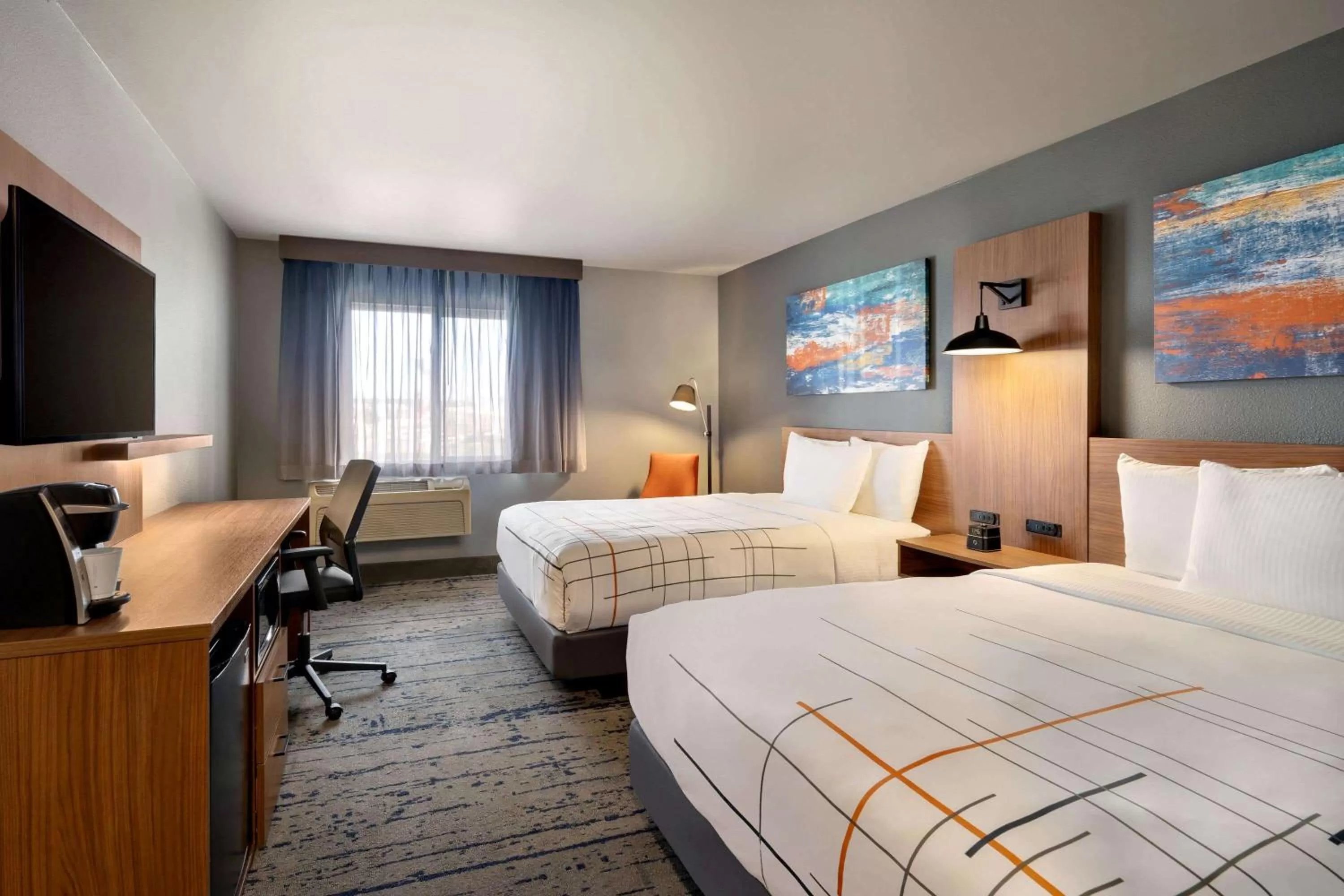 Bed in La Quinta Inn & Suites by Wyndham Springfield