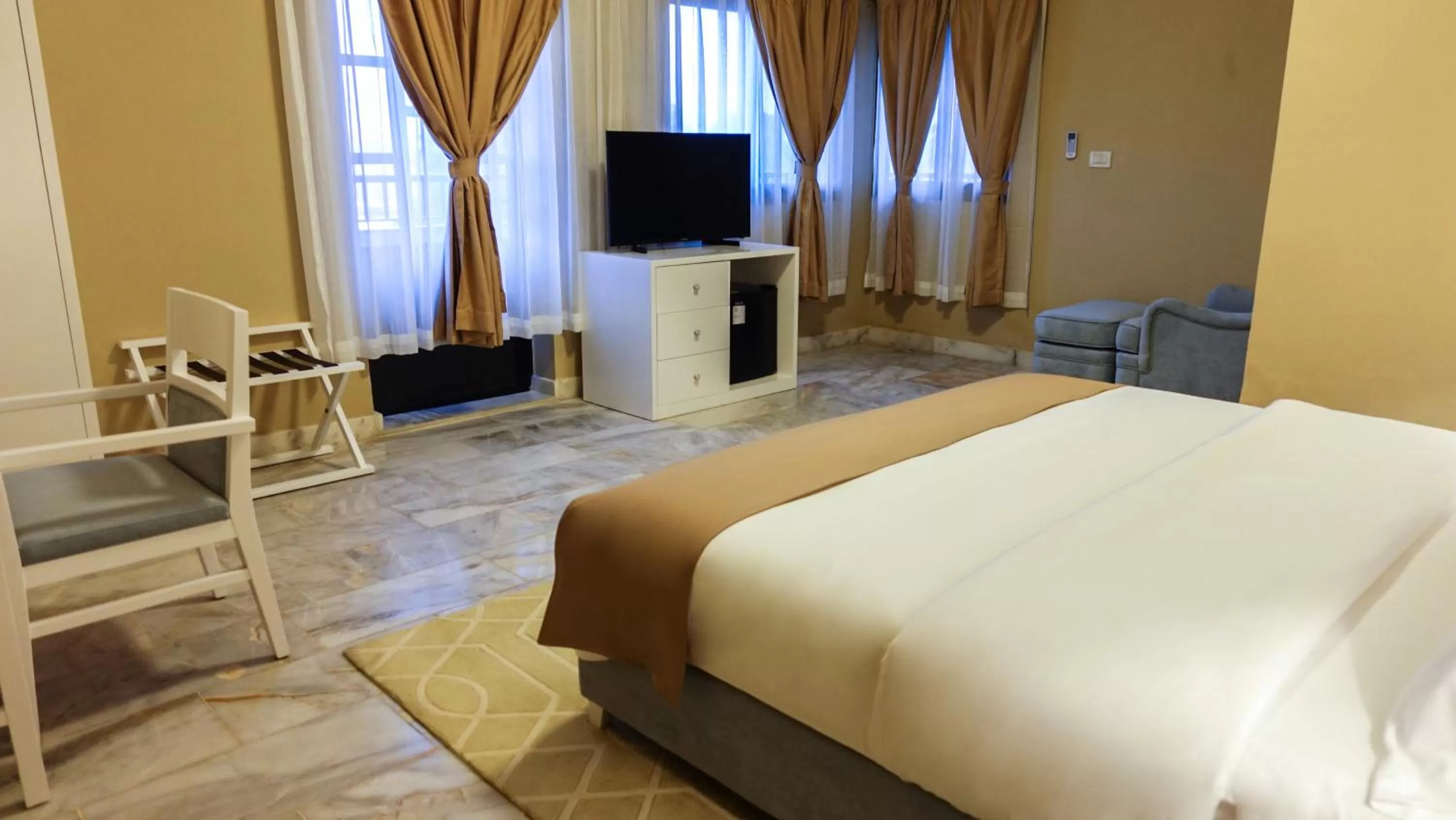 Communal lounge/ TV room in Sunset Inn