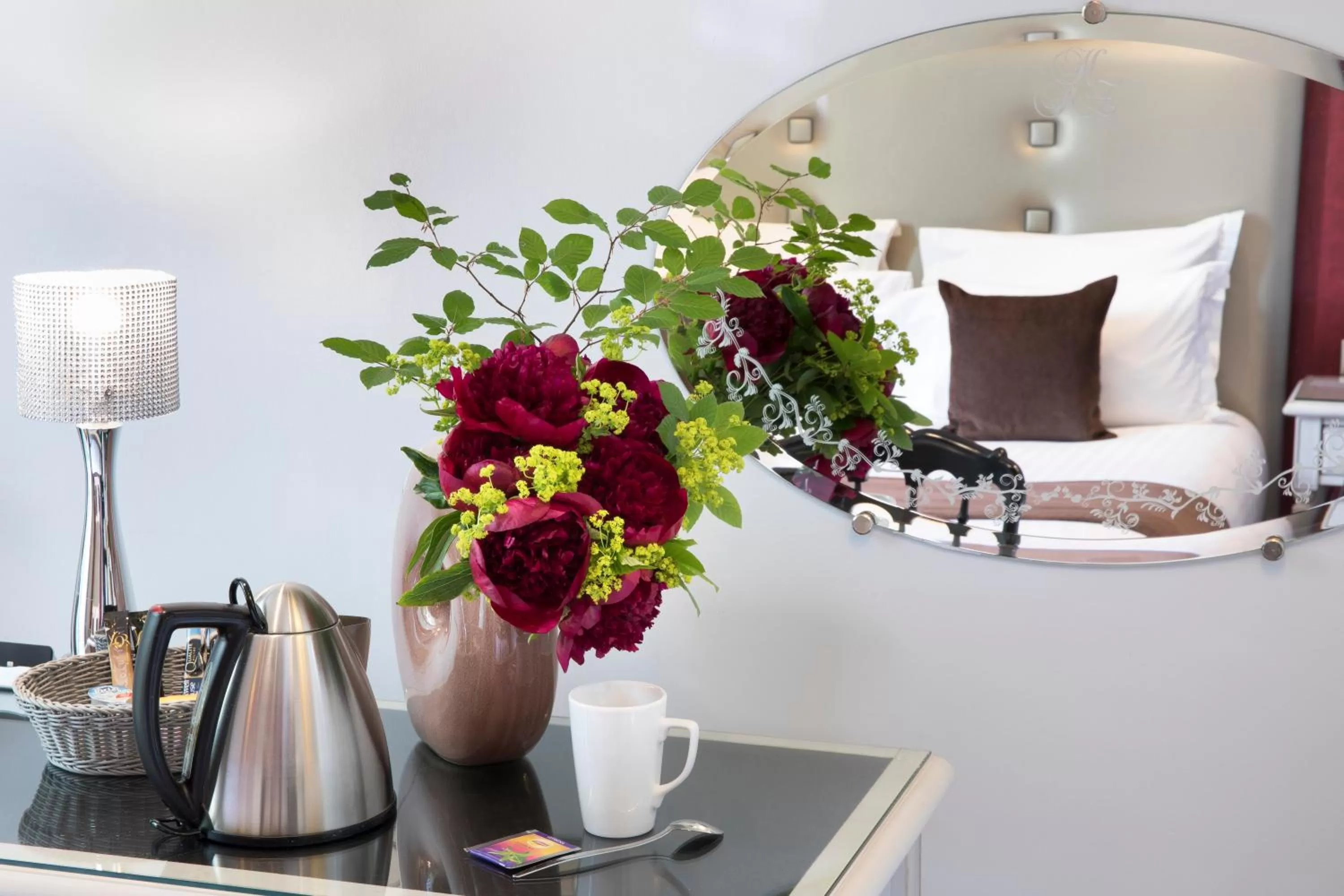 Coffee/tea facilities in Hotel Plaza Elysées