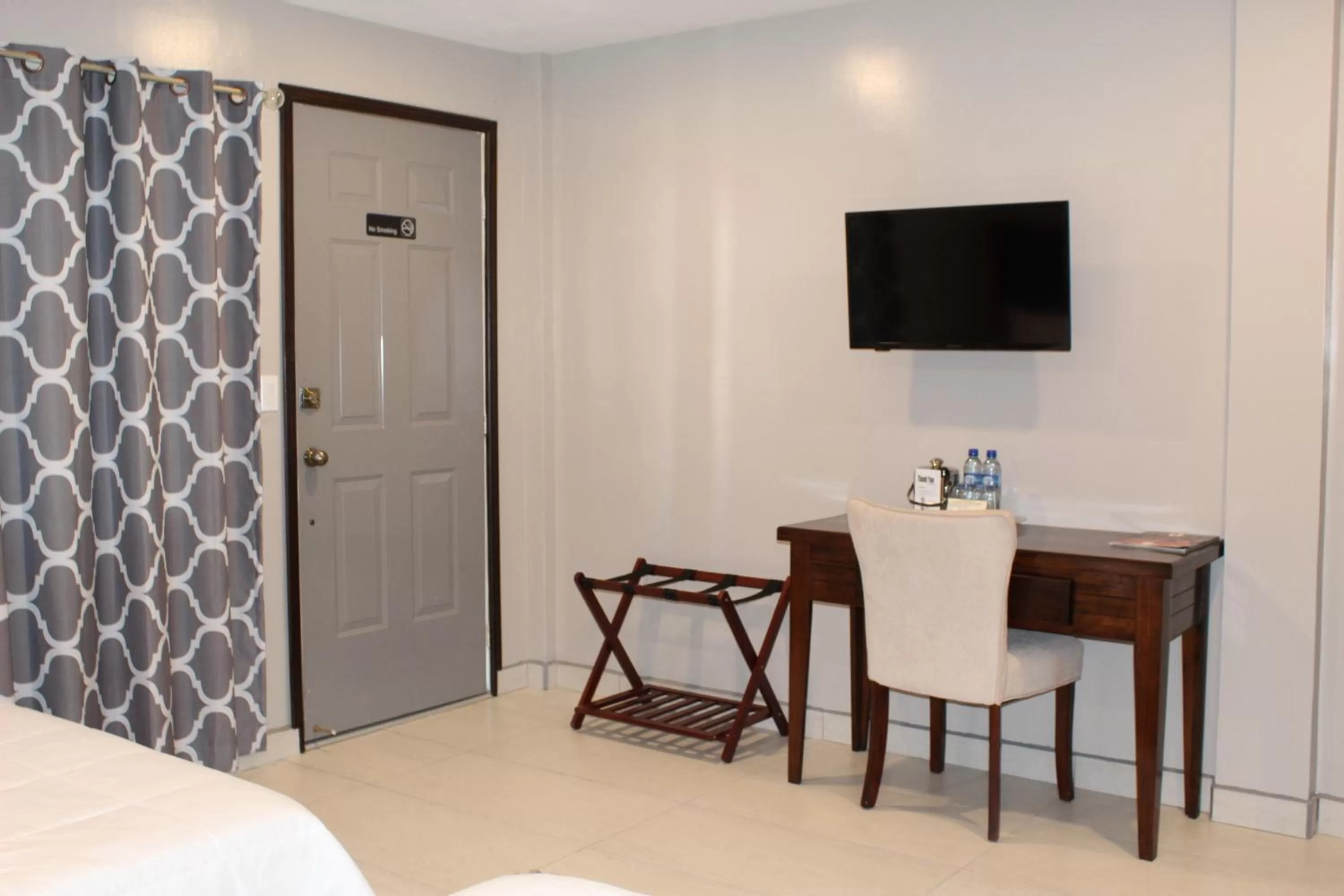 TV and multimedia, Bed in Barefoot Caye Caulker Hotel