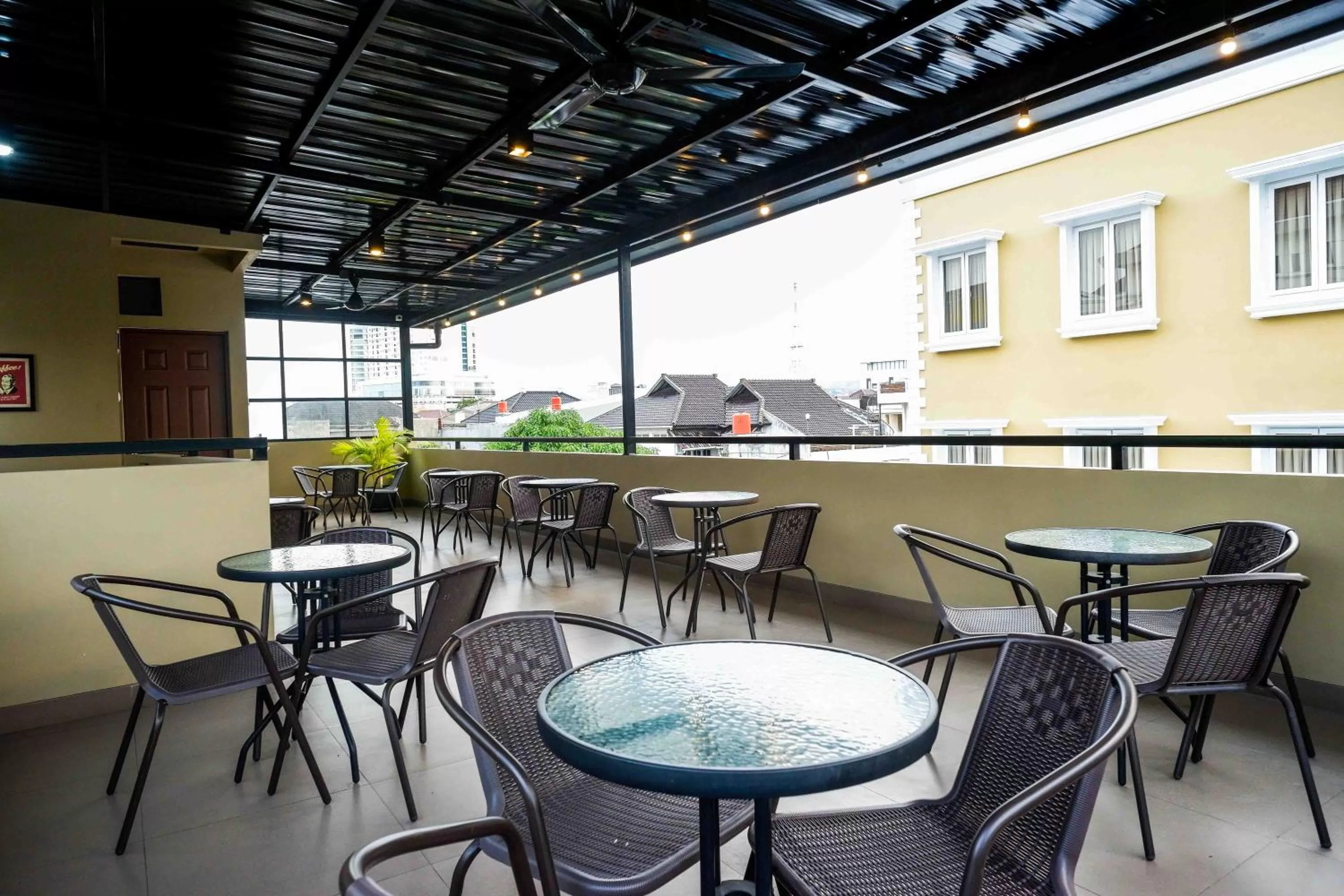 Lounge or bar in Sans Hotel Empress Simpang Lima