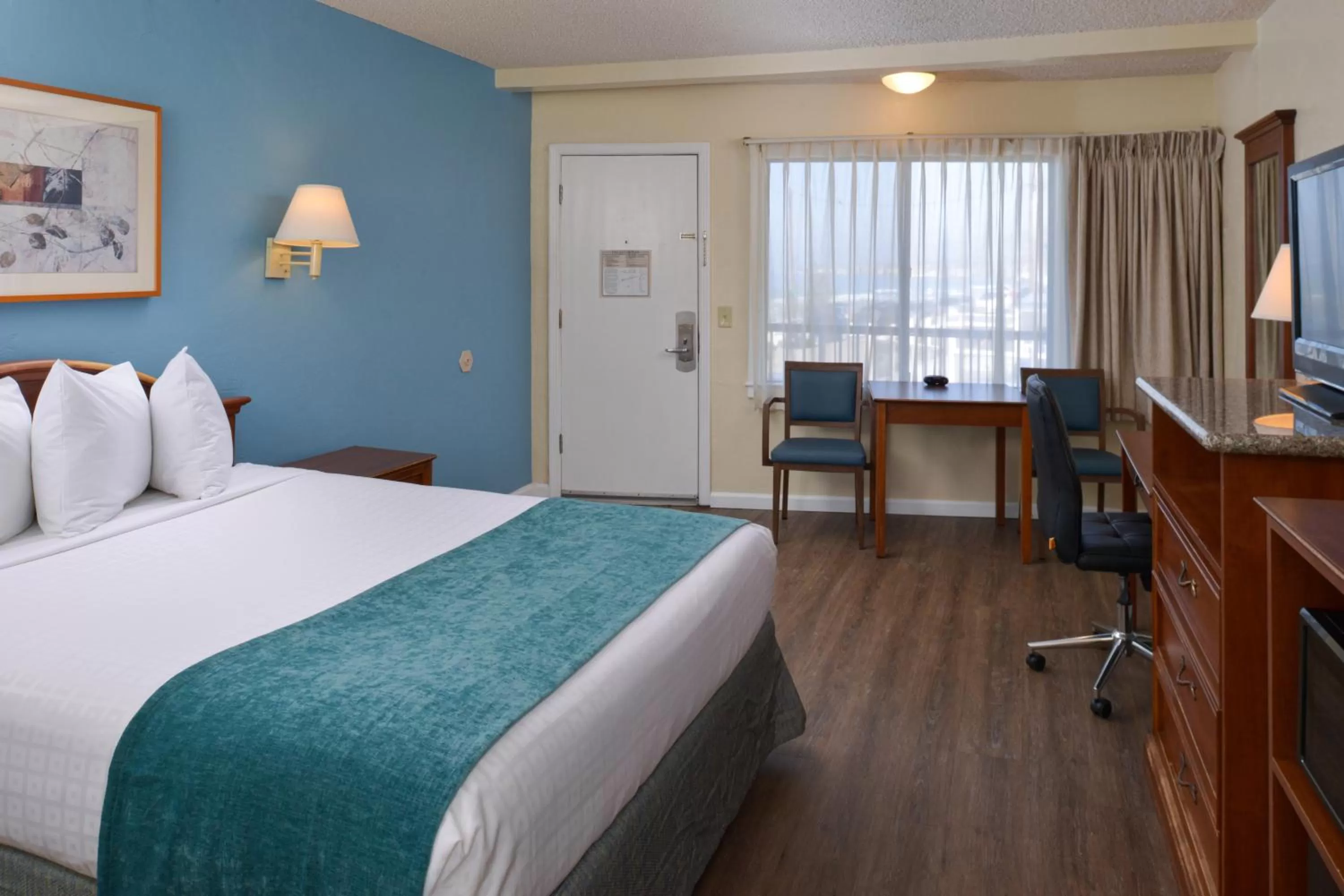 Bed in Edgewater Inn and Suites