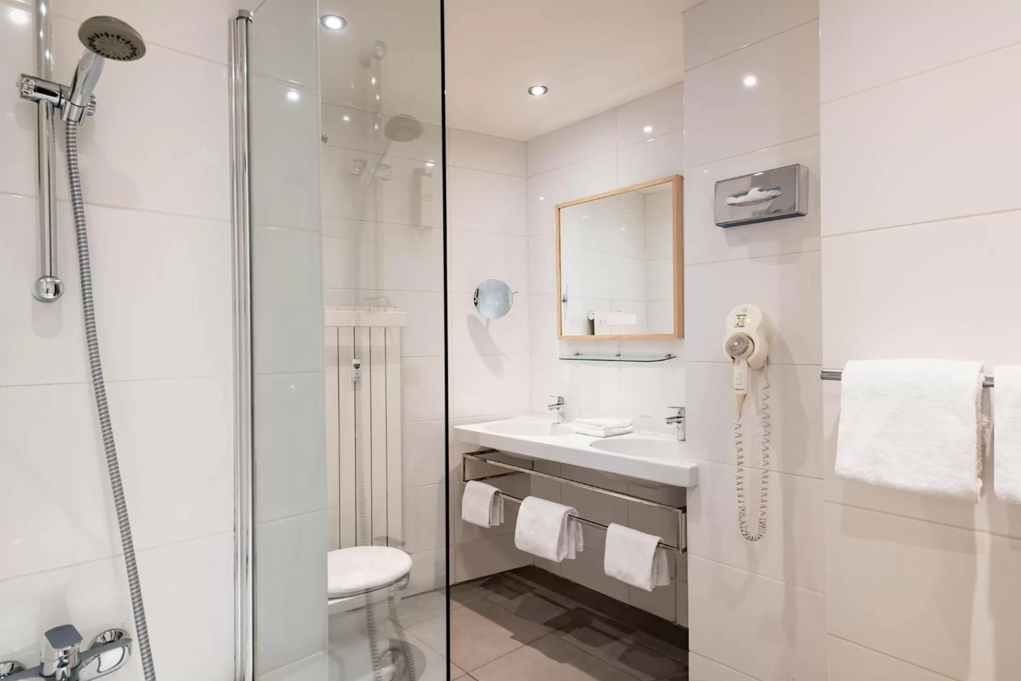 Bathroom in Hotel Kaijoo by HappyCulture